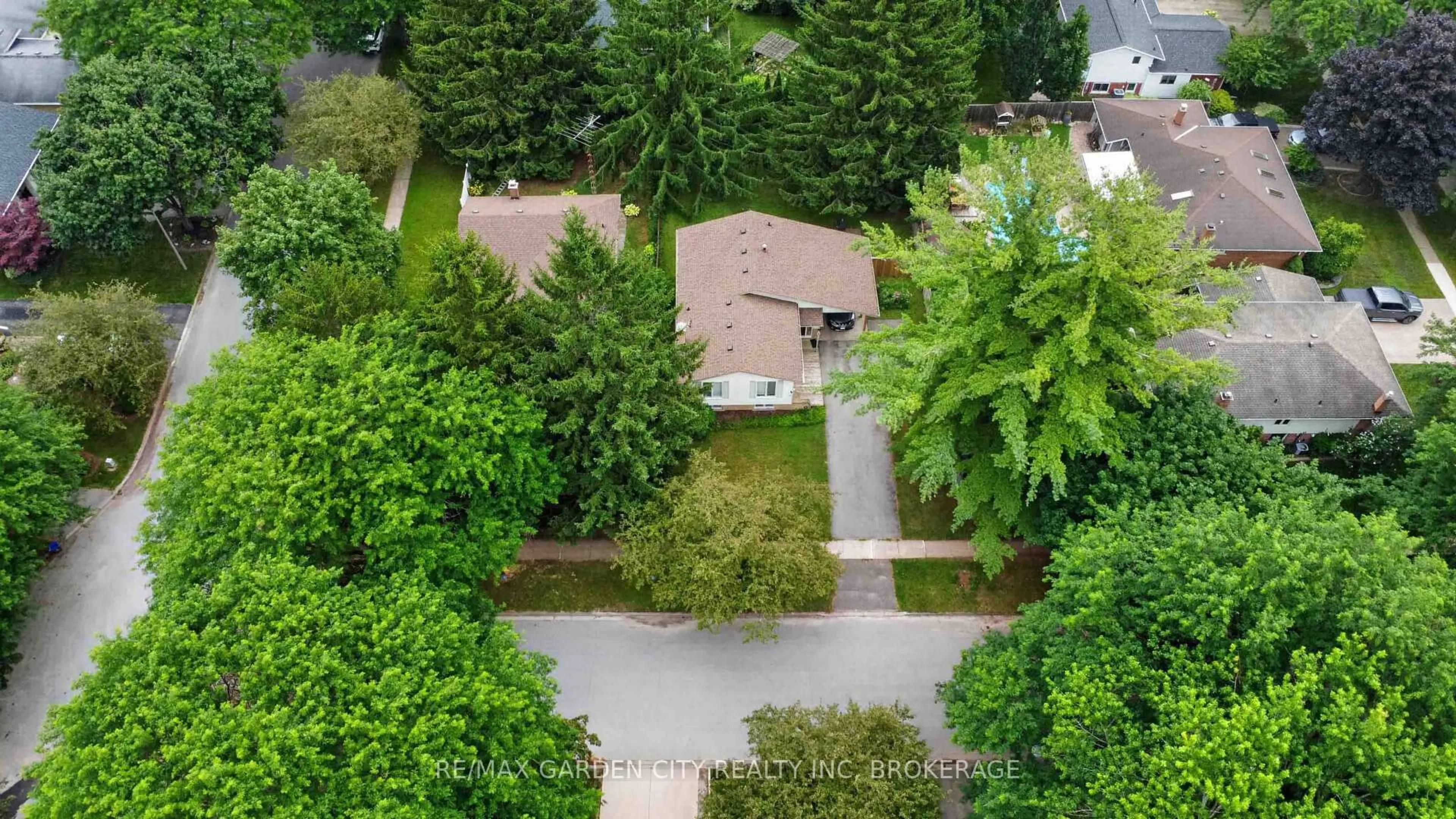 A pic from outside/outdoor area/front of a property/back of a property/a pic from drone, unknown for 3 FALLINGBROOK Dr, Pelham Ontario L0S 1E0