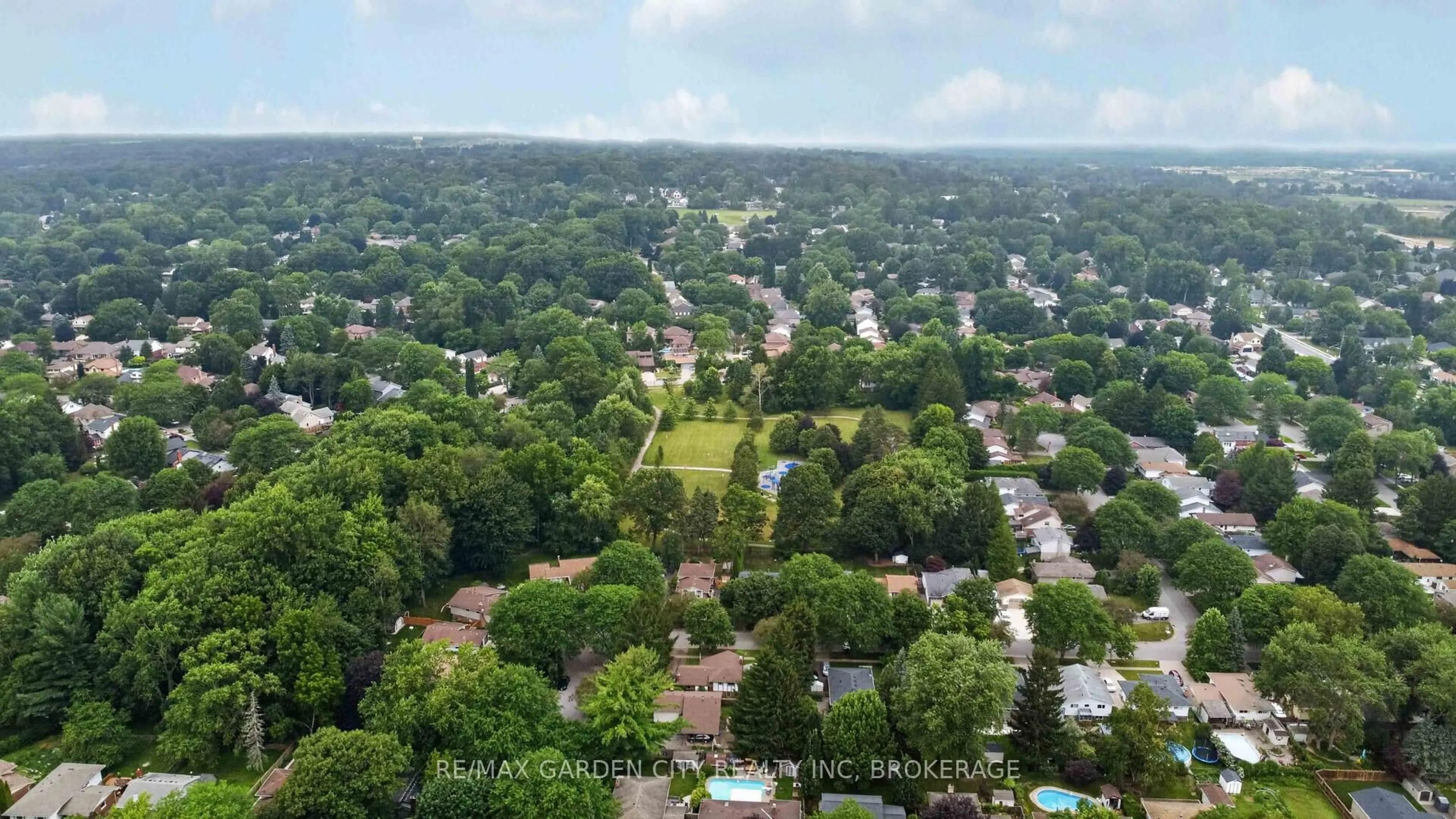 A pic from outside/outdoor area/front of a property/back of a property/a pic from drone, unknown for 3 FALLINGBROOK Dr, Pelham Ontario L0S 1E0