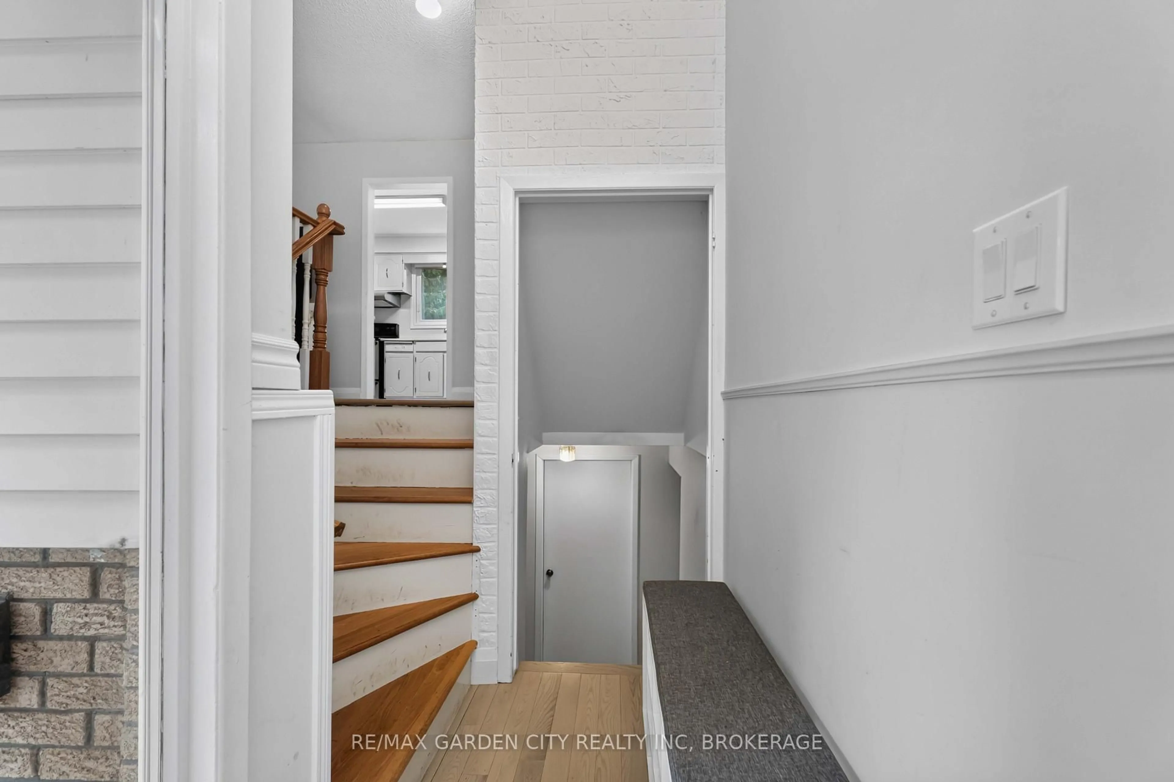 Indoor entryway for 3 FALLINGBROOK Dr, Pelham Ontario L0S 1E0