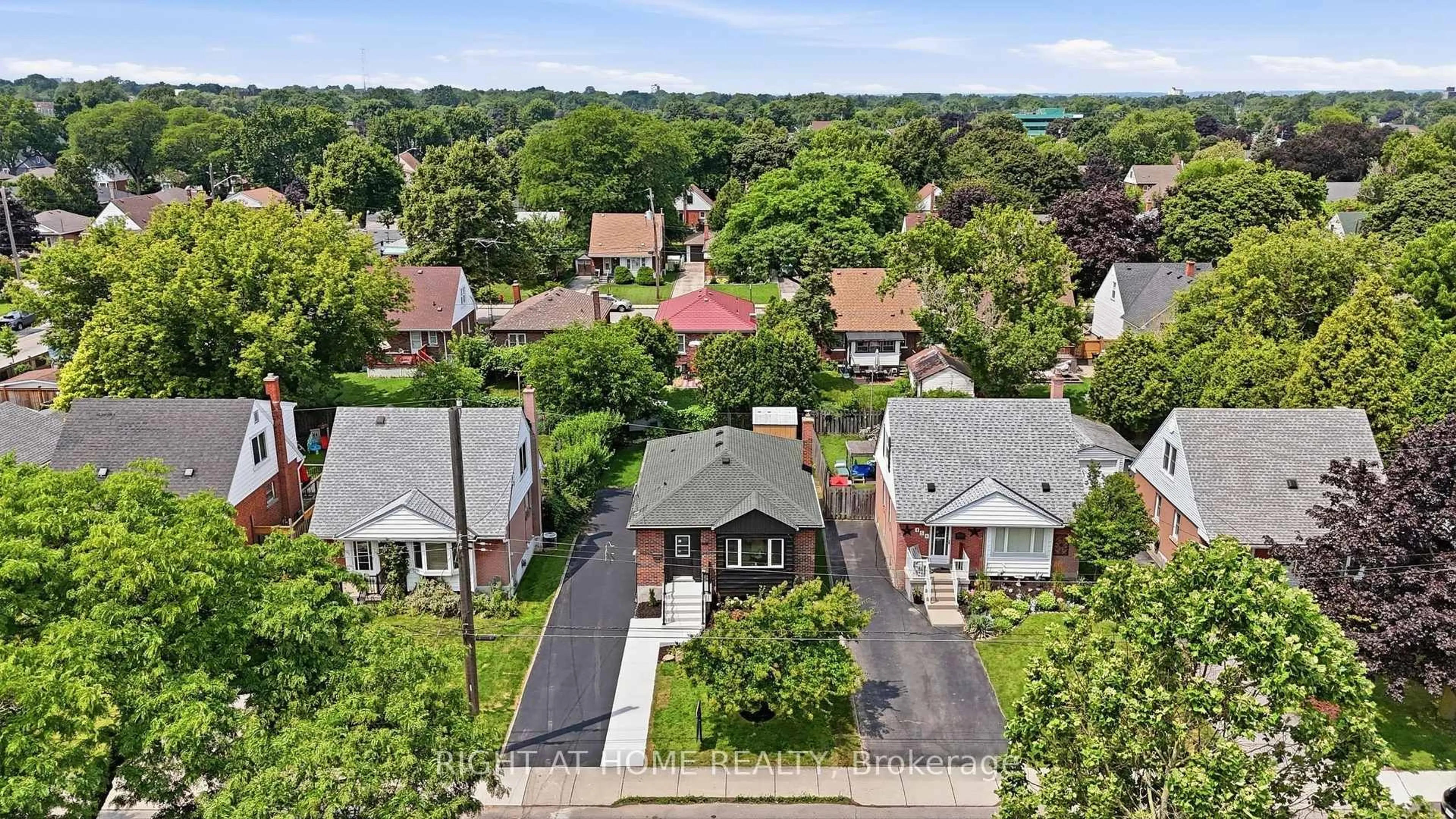 A pic from outside/outdoor area/front of a property/back of a property/a pic from drone, street for 156 E 36th St, Hamilton Ontario L8V 3Z4