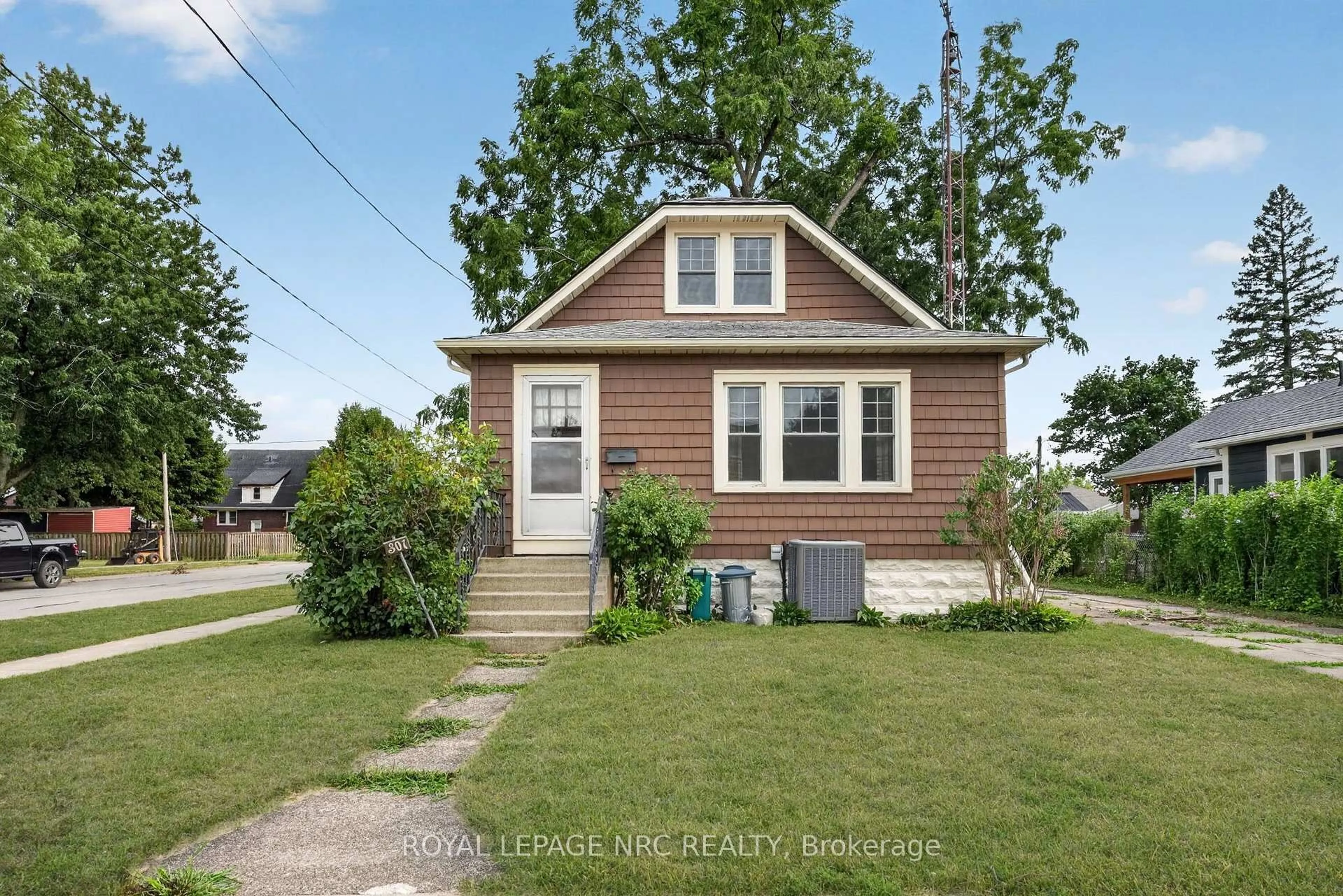 Home with vinyl exterior material, street for 301 Dufferin St, Fort Erie Ontario L2A 2T8