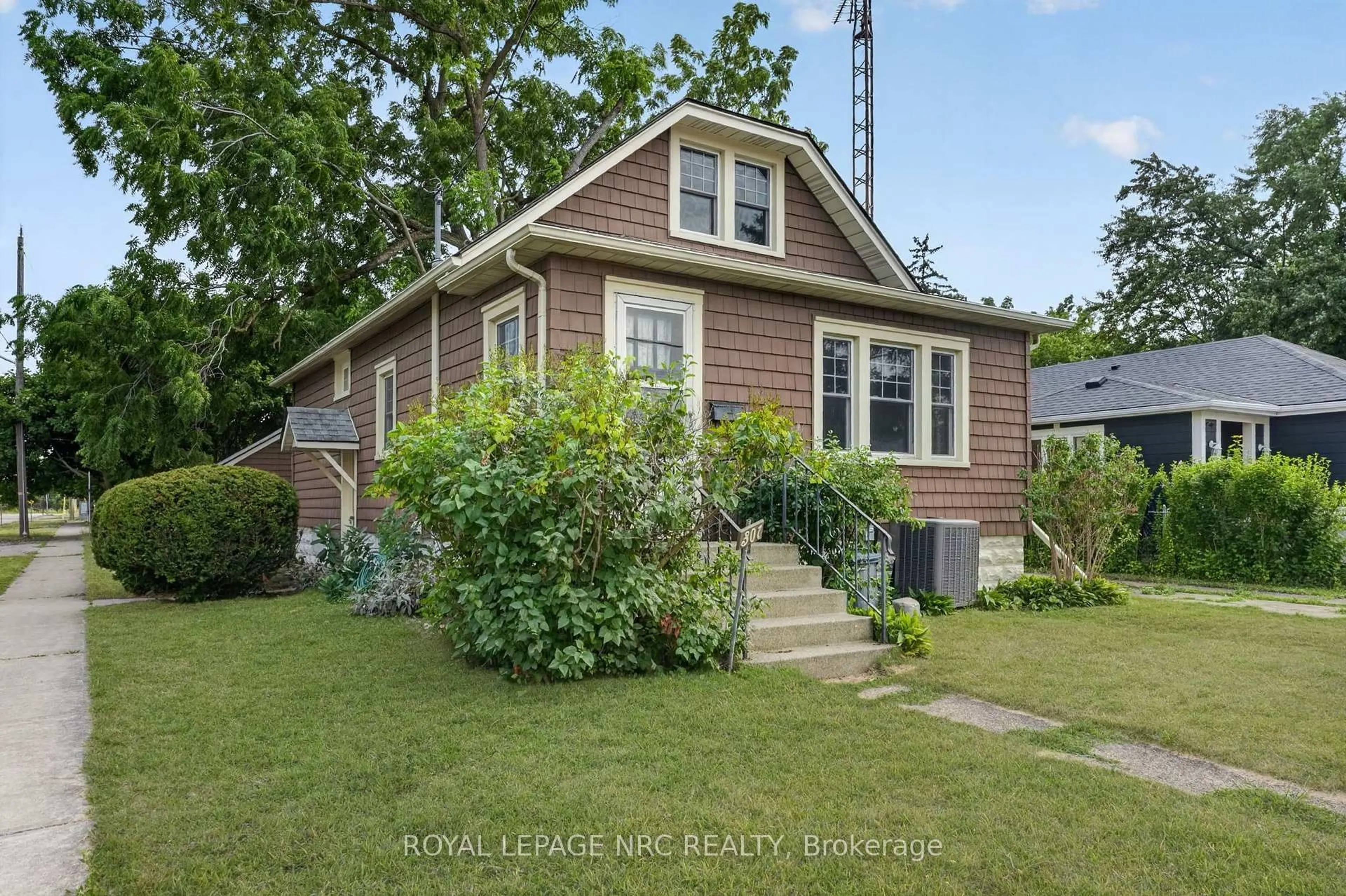 Home with vinyl exterior material, street for 301 Dufferin St, Fort Erie Ontario L2A 2T8