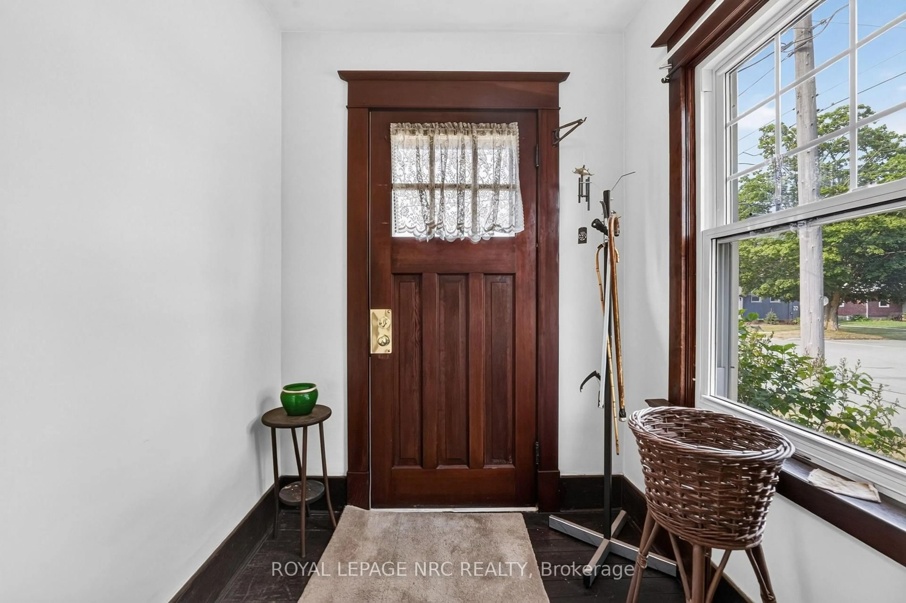 Indoor entryway for 301 Dufferin St, Fort Erie Ontario L2A 2T8