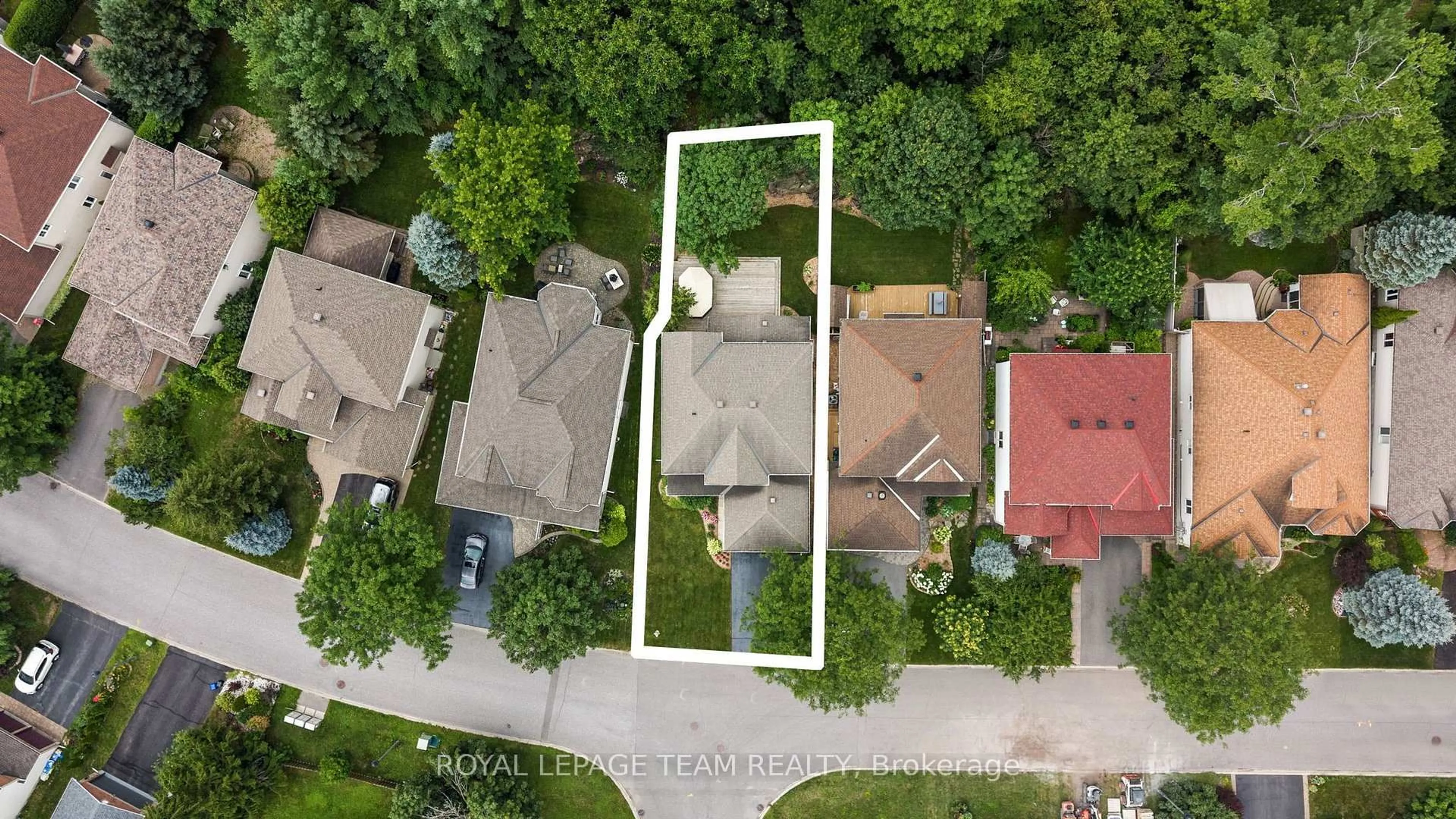 A pic from outside/outdoor area/front of a property/back of a property/a pic from drone, street for 13 Keno Way, Kanata Ontario K2T 1H4
