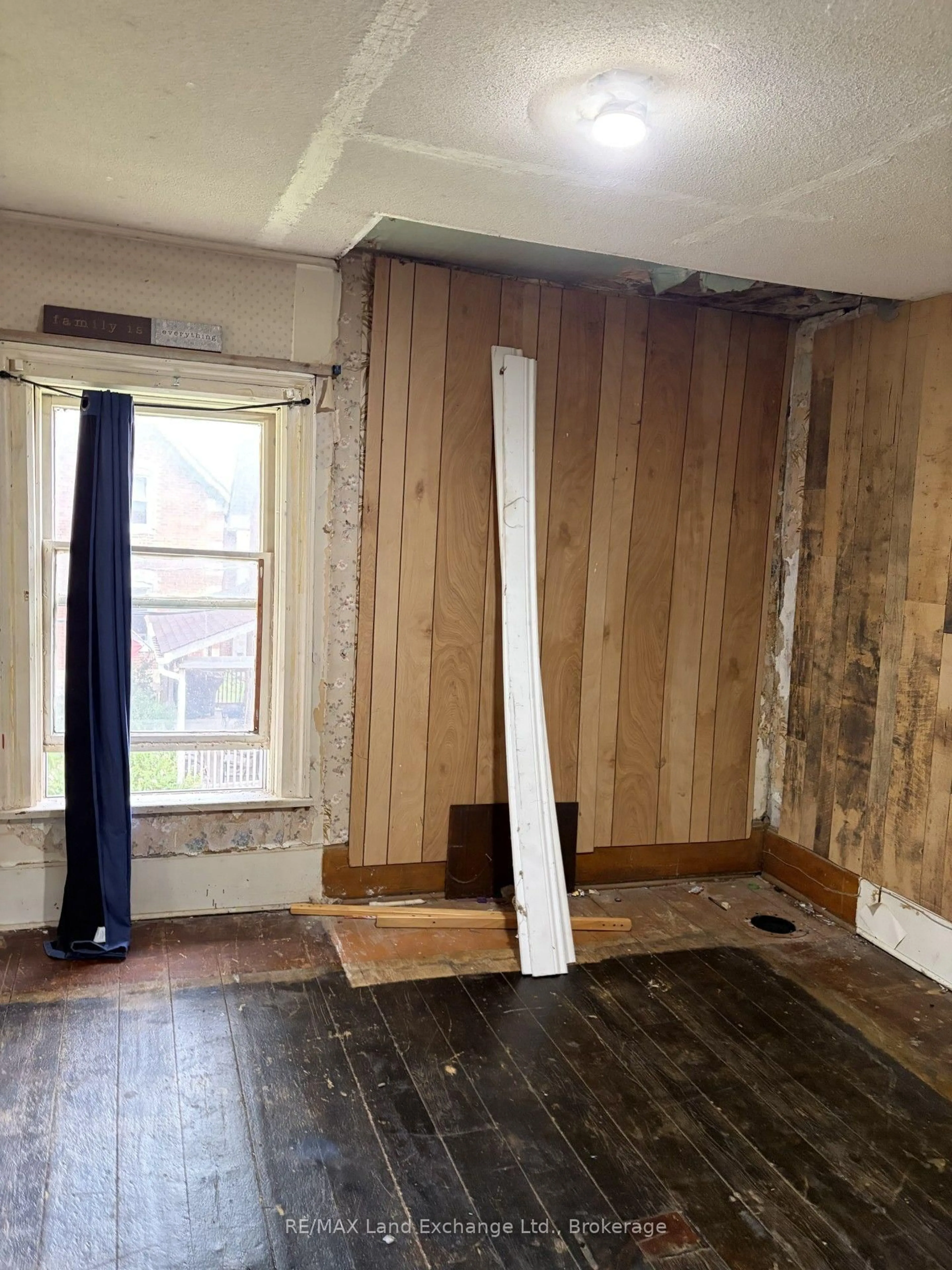 A pic of a room for 1064 Howick St, Howick Ontario N0G 2X0