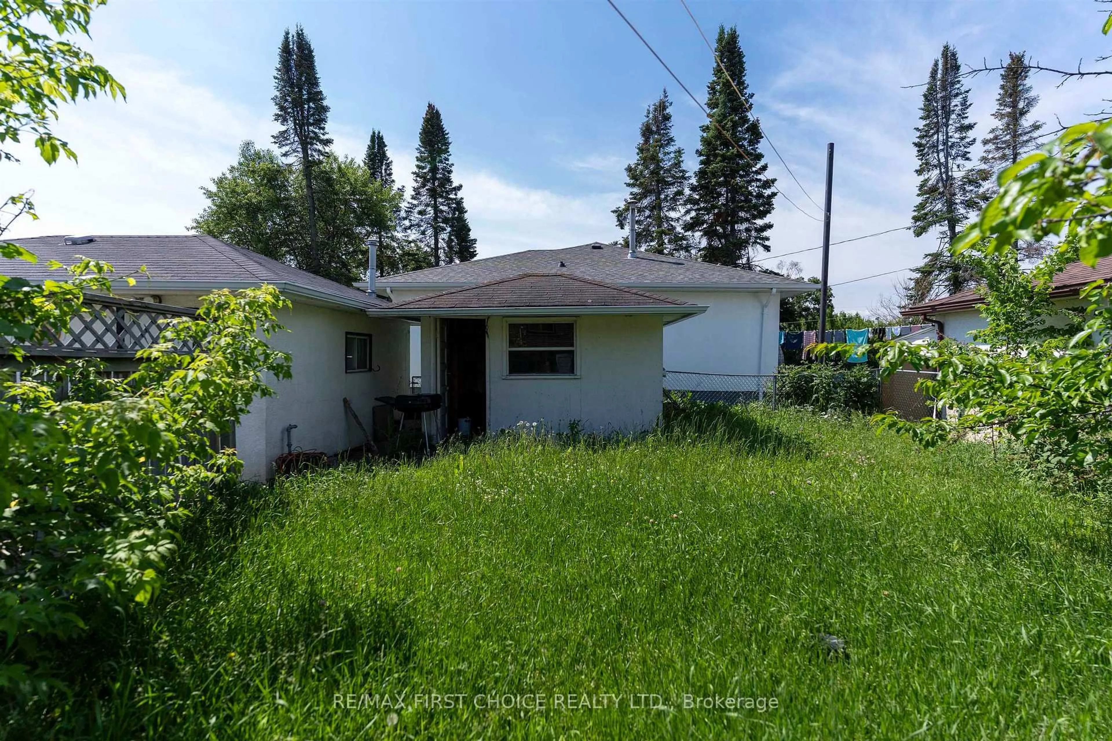 A pic from outside/outdoor area/front of a property/back of a property/a pic from drone, street for 400 Victoria Ave, Thunder Bay Ontario P7C 1G7