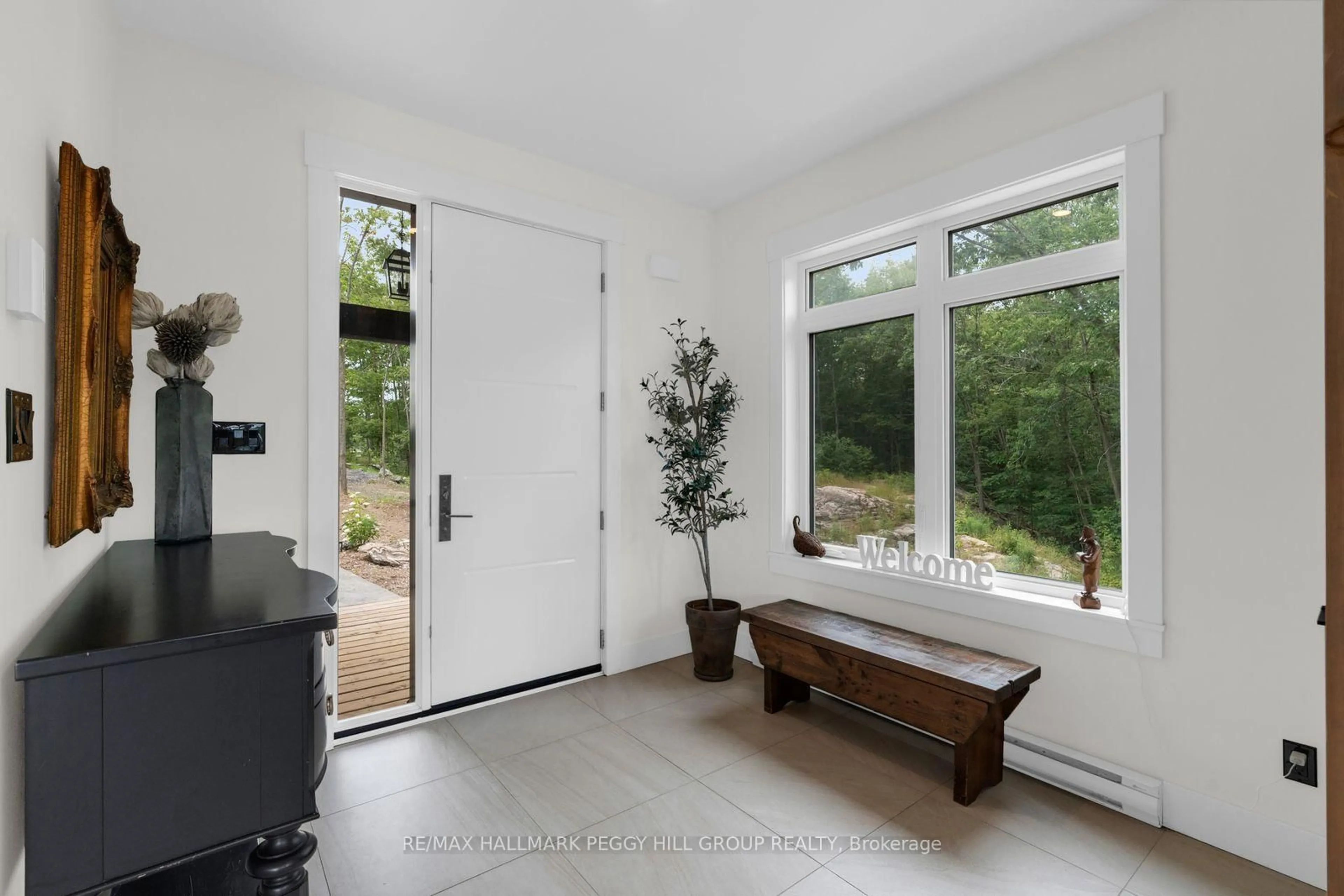 Indoor entryway for 20 Hawkins Point Rd, Georgian Bay Ontario P0C 1H0