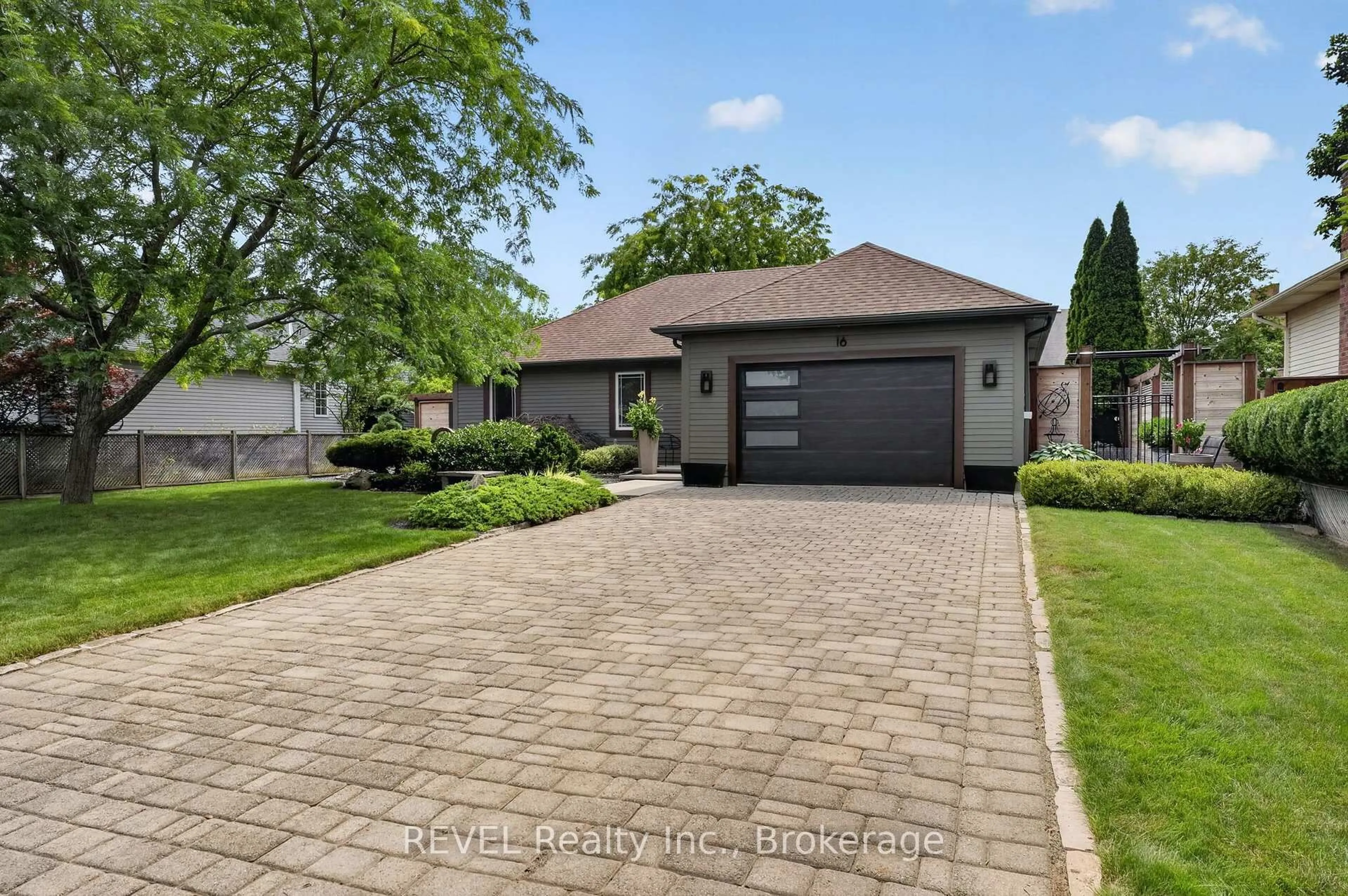 Home with brick exterior material, street for 16 Confederation Dr, Niagara-on-the-Lake Ontario L0S 1J0