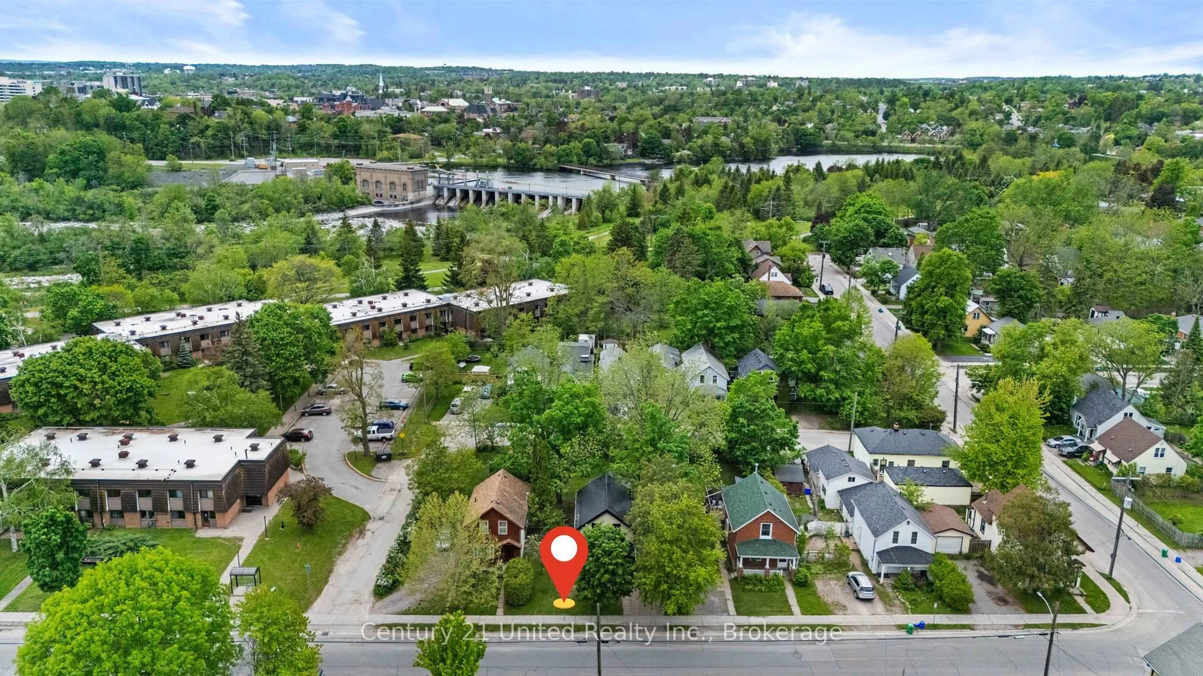 A pic from outside/outdoor area/front of a property/back of a property/a pic from drone, water/lake/river/ocean view for 633 Rogers St, Peterborough Ontario K9H 1X9