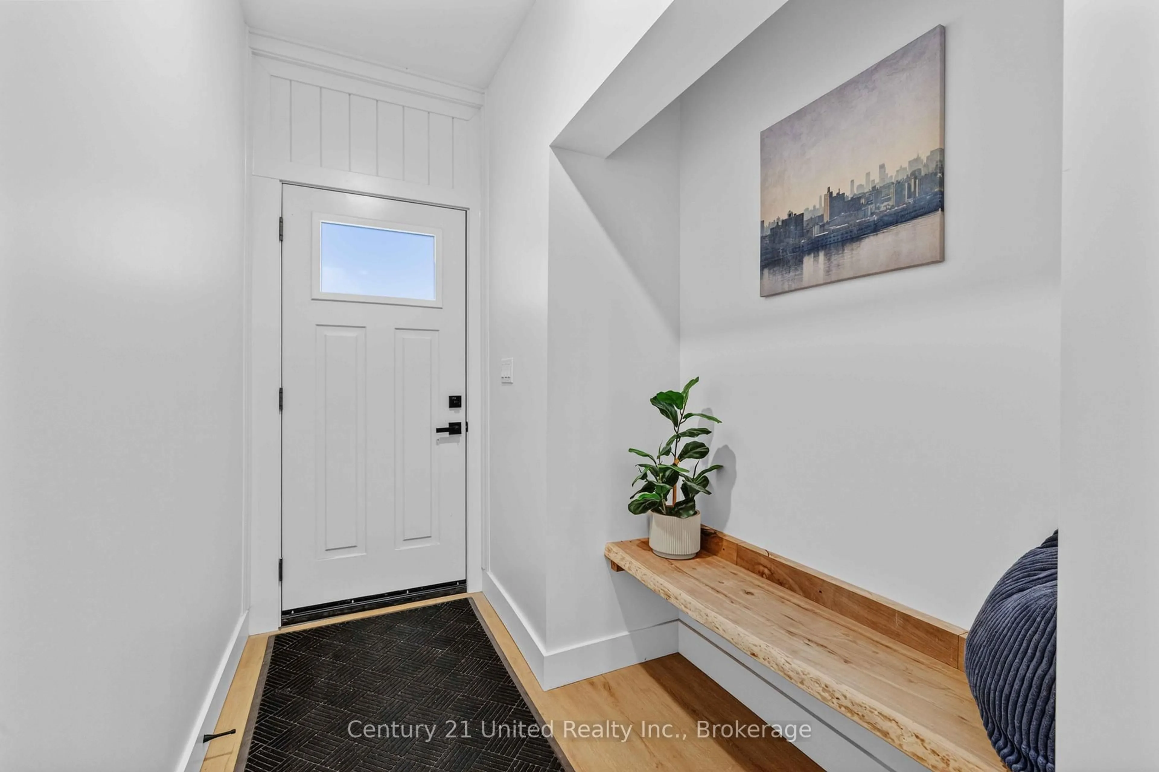 Indoor entryway for 633 Rogers St, Peterborough Ontario K9H 1X9