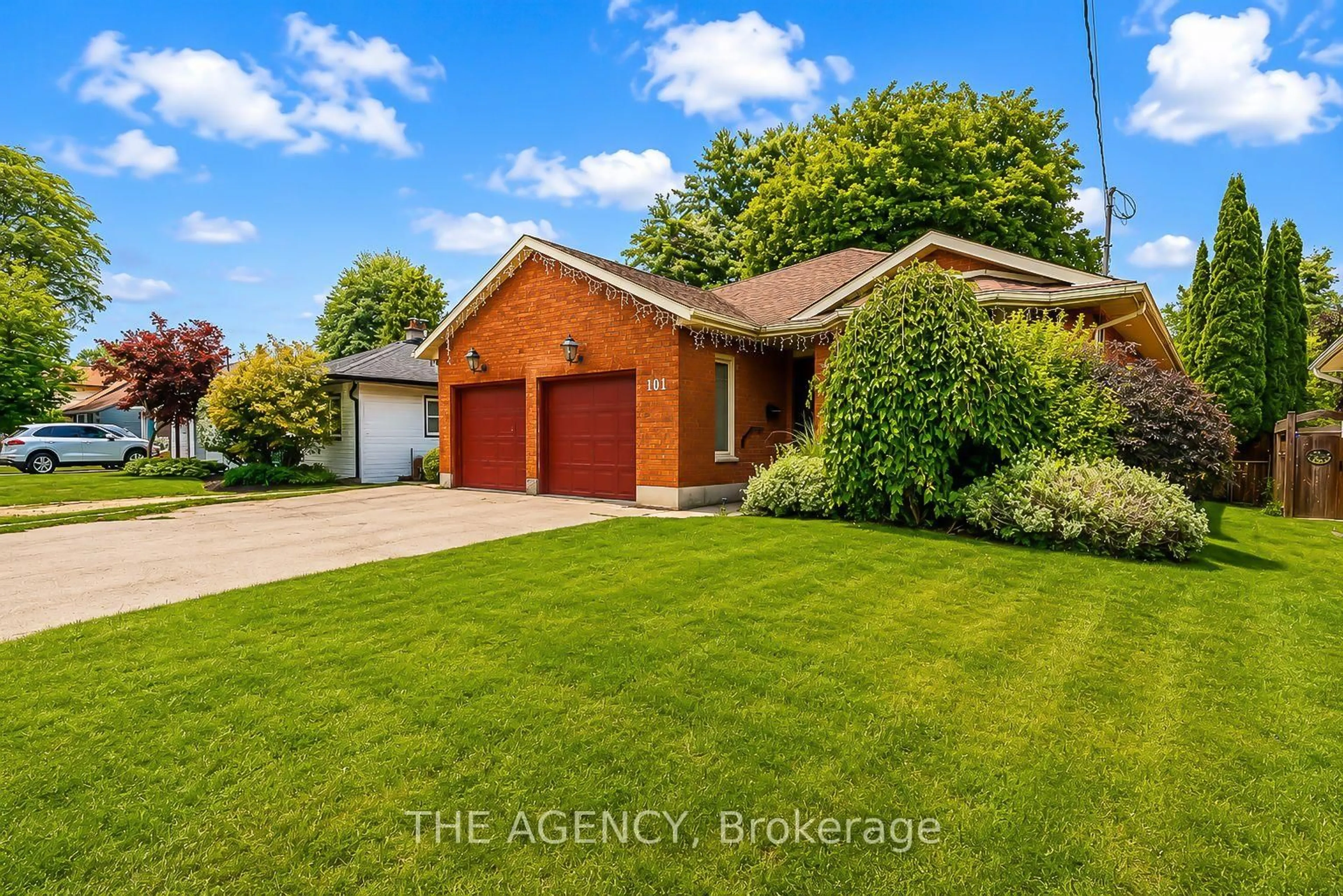 A pic from outside/outdoor area/front of a property/back of a property/a pic from drone, street for 101 Dunsdon St, Brantford Ontario N3R 3J6