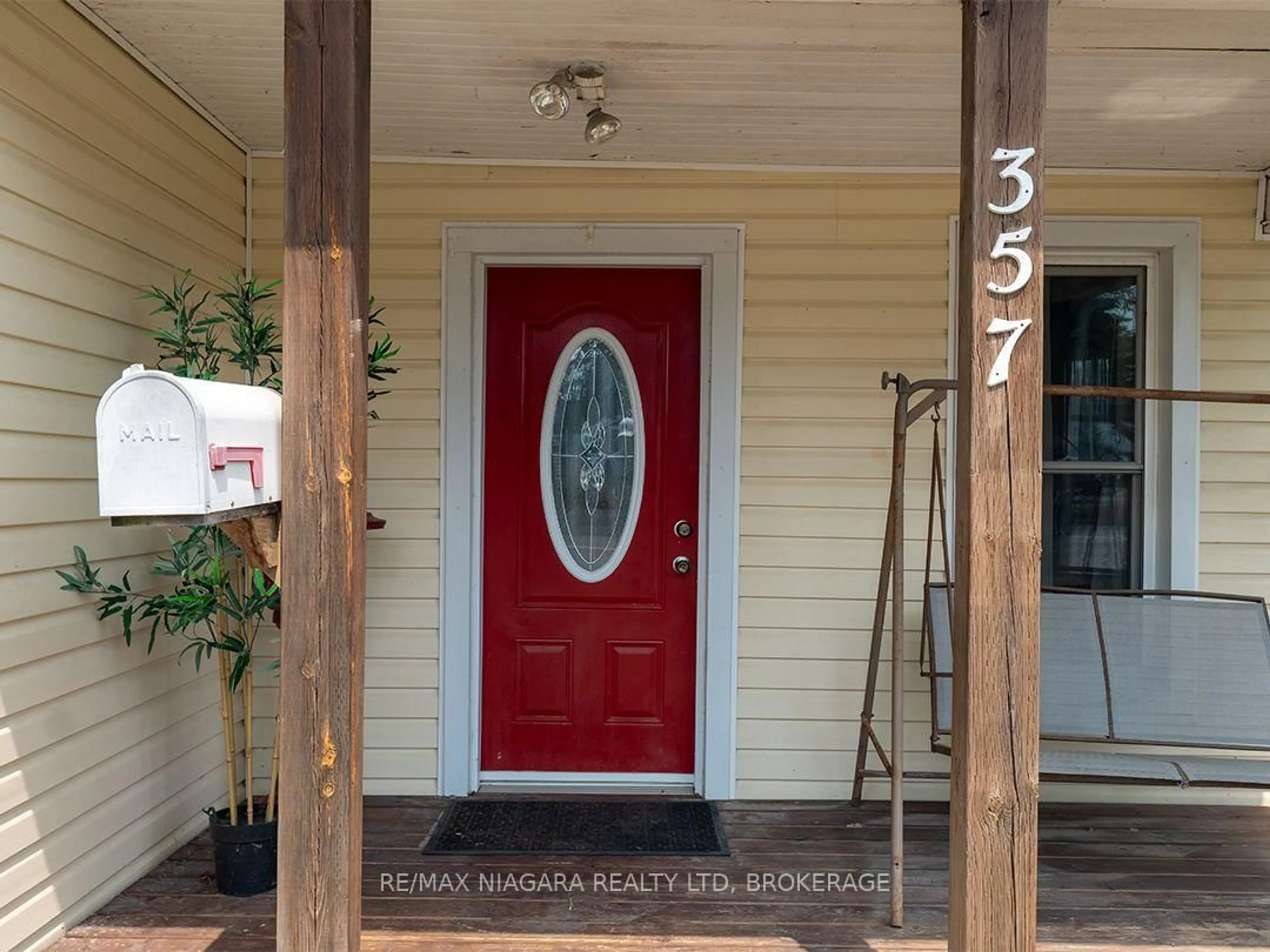 Indoor entryway for 357 Main St, Port Colborne Ontario L3K 3V9