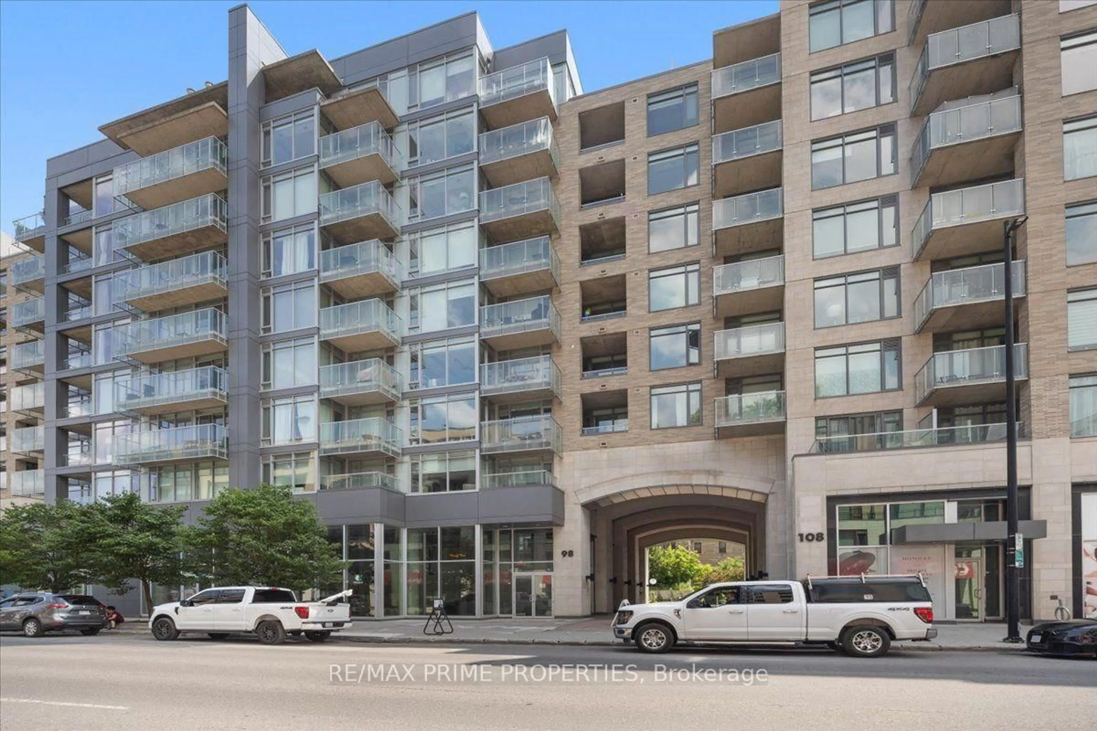 Indoor foyer for 98 Richmond Rd #606, Ottawa Ontario K1Z 6V9