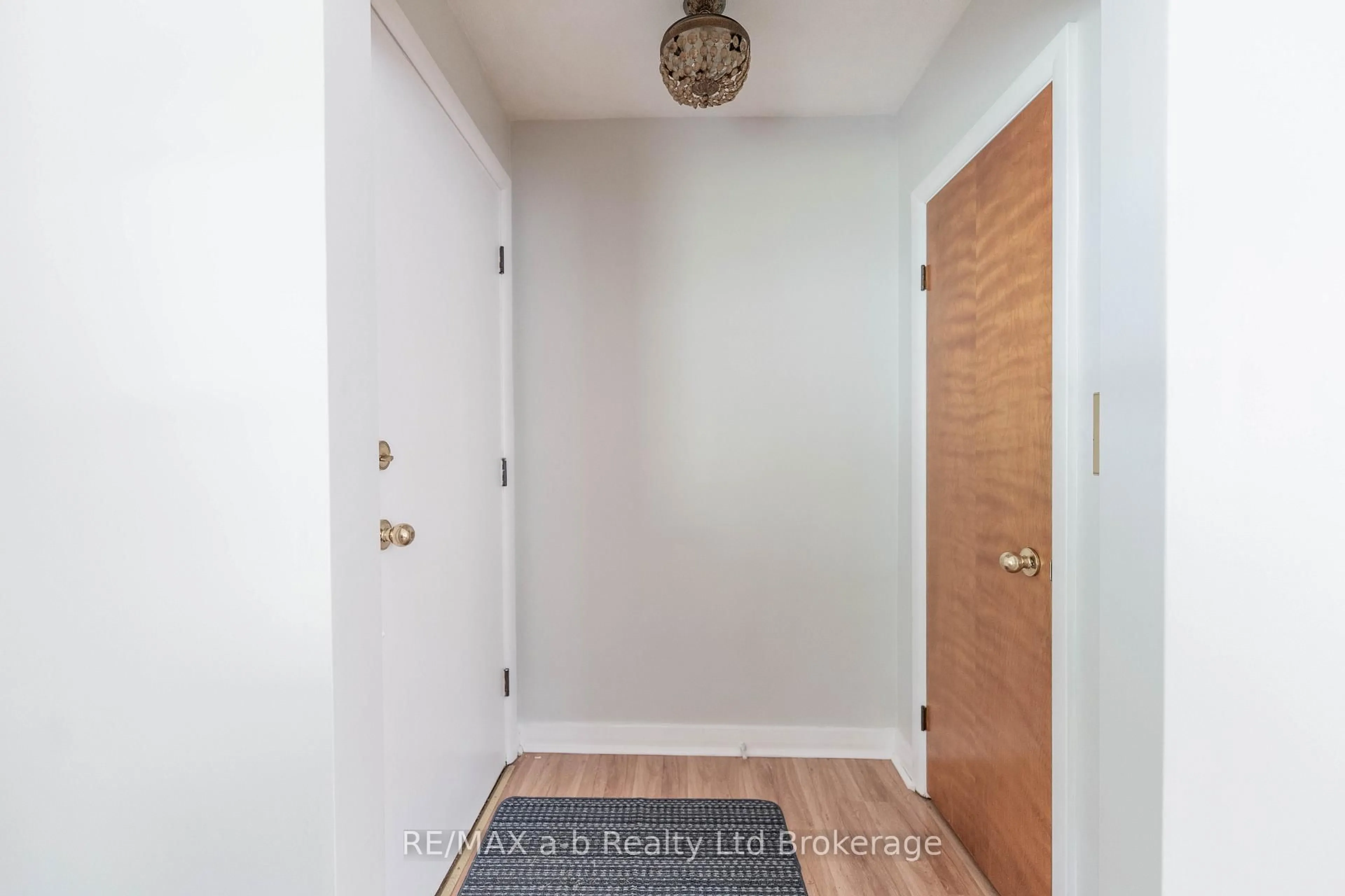 Indoor entryway for 13 Parkside Dr, Tillsonburg Ontario N4G 4A1