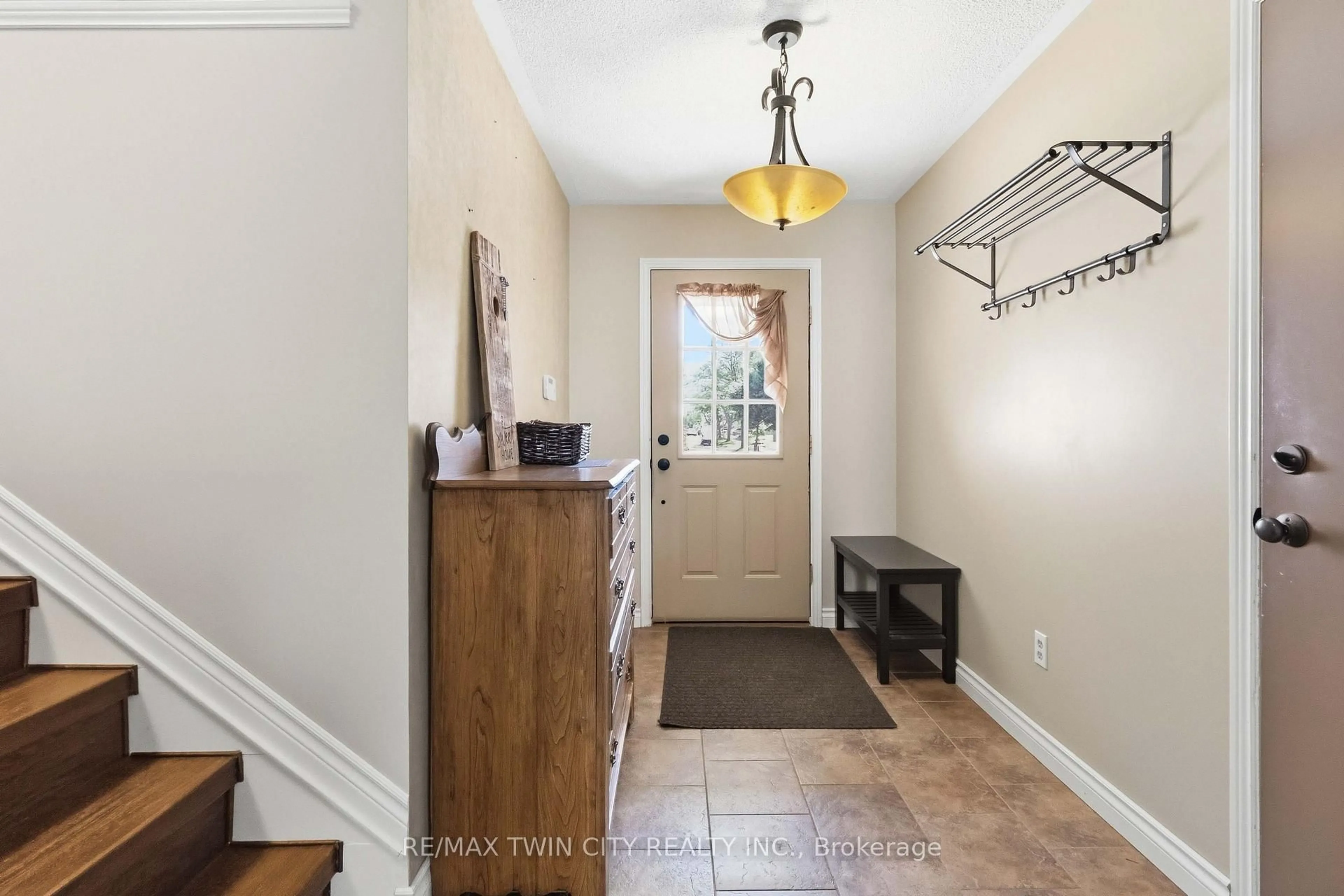 Indoor entryway for 352 Brantwood Park Rd, Brantford Ontario N3P 1L2
