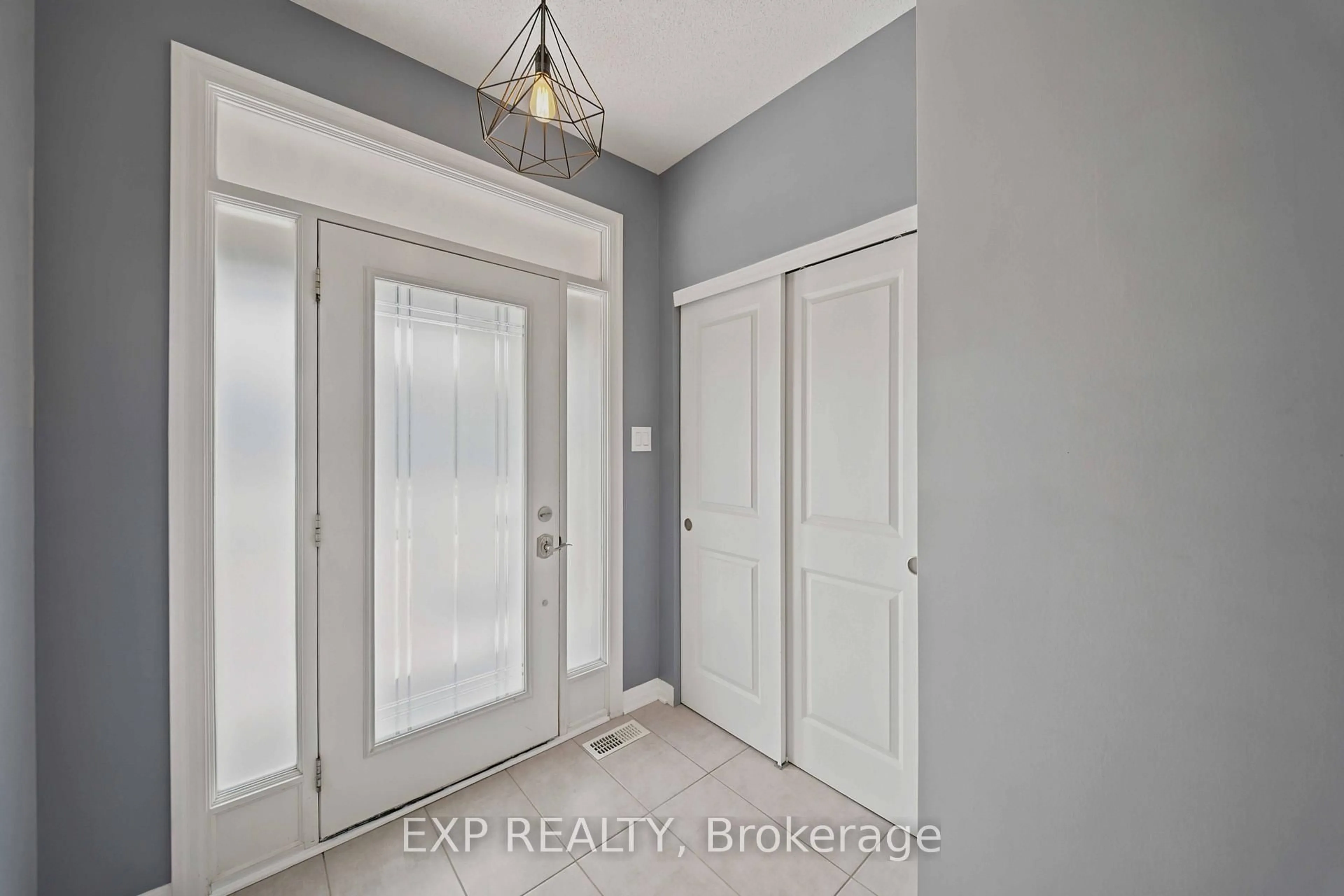 Indoor entryway for 615 Spring Valley Dr, Ottawa Ontario K1W 0C6