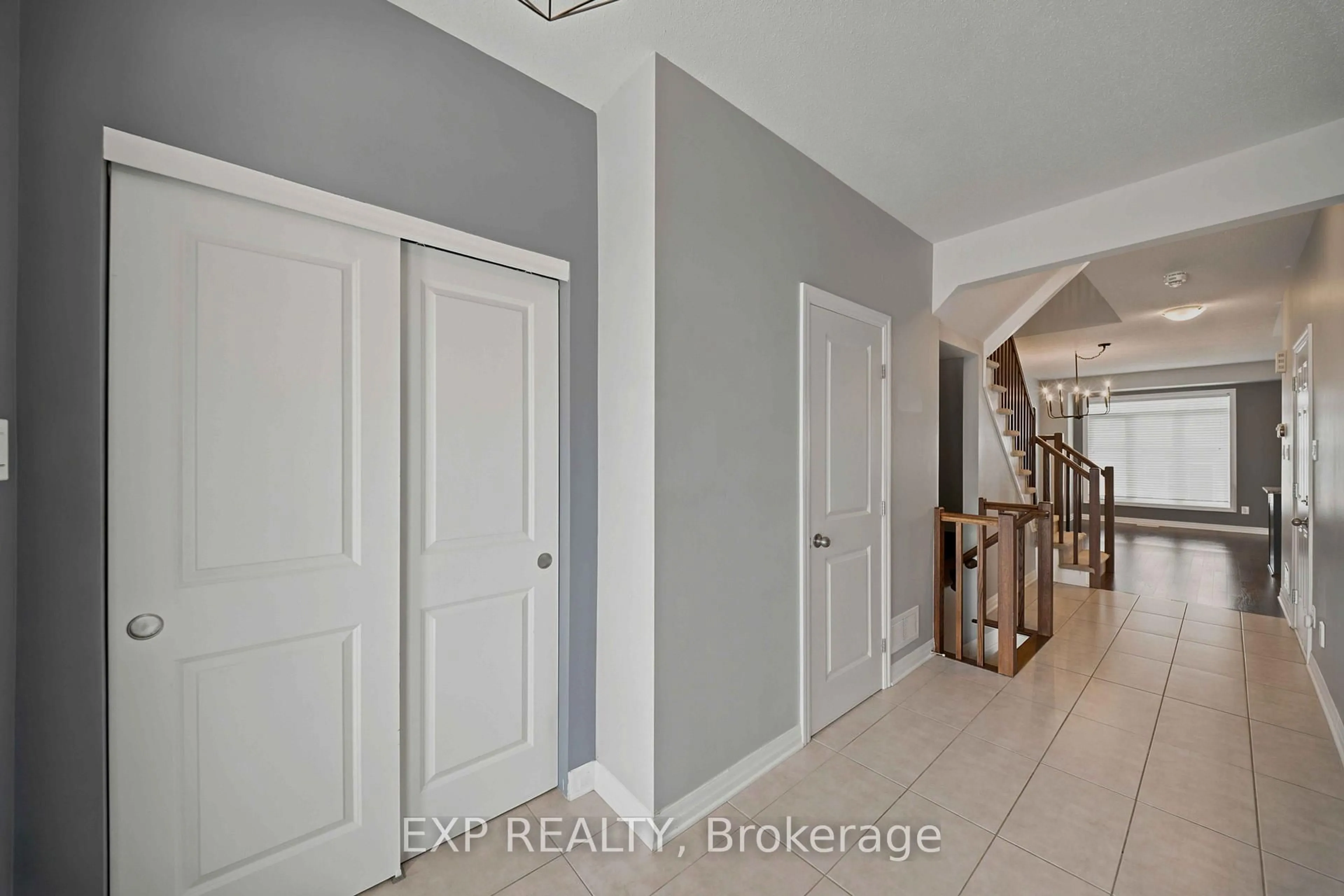 Indoor entryway for 615 Spring Valley Dr, Ottawa Ontario K1W 0C6