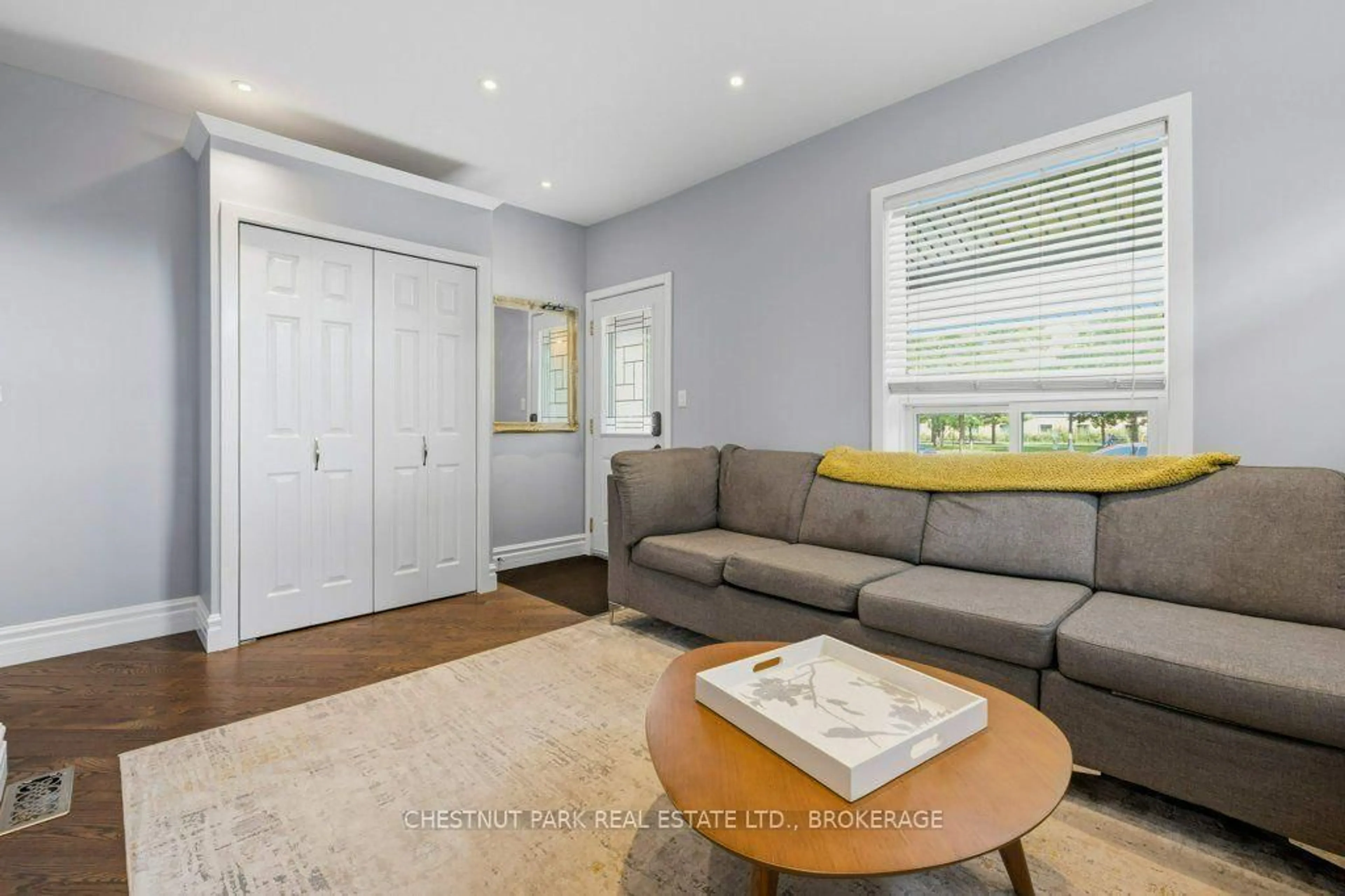 Living room with furniture, wood/laminate floor for 318 York St, Kingston Ontario K7K 1R8