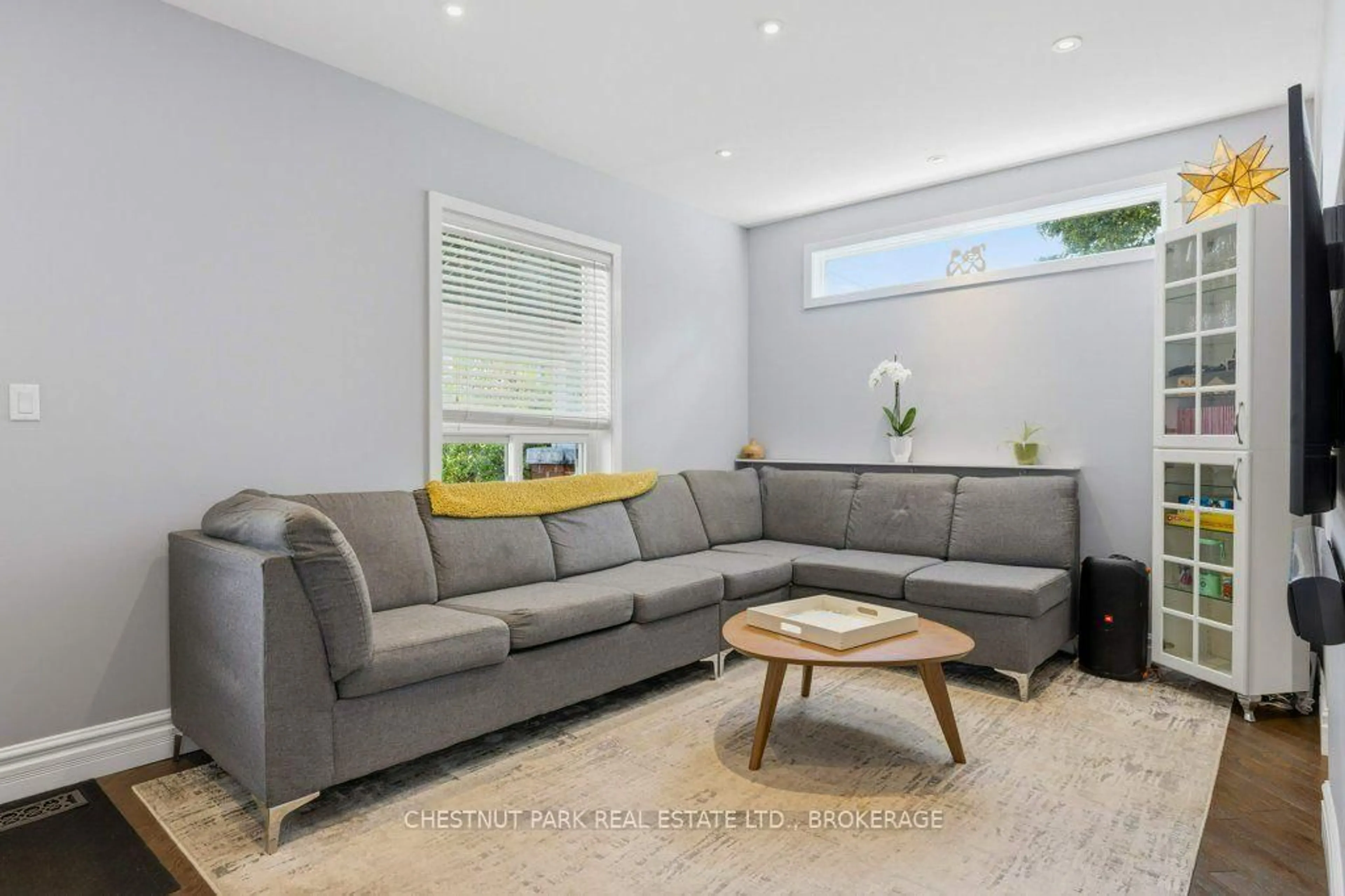 Living room with furniture, unknown for 318 York St, Kingston Ontario K7K 1R8