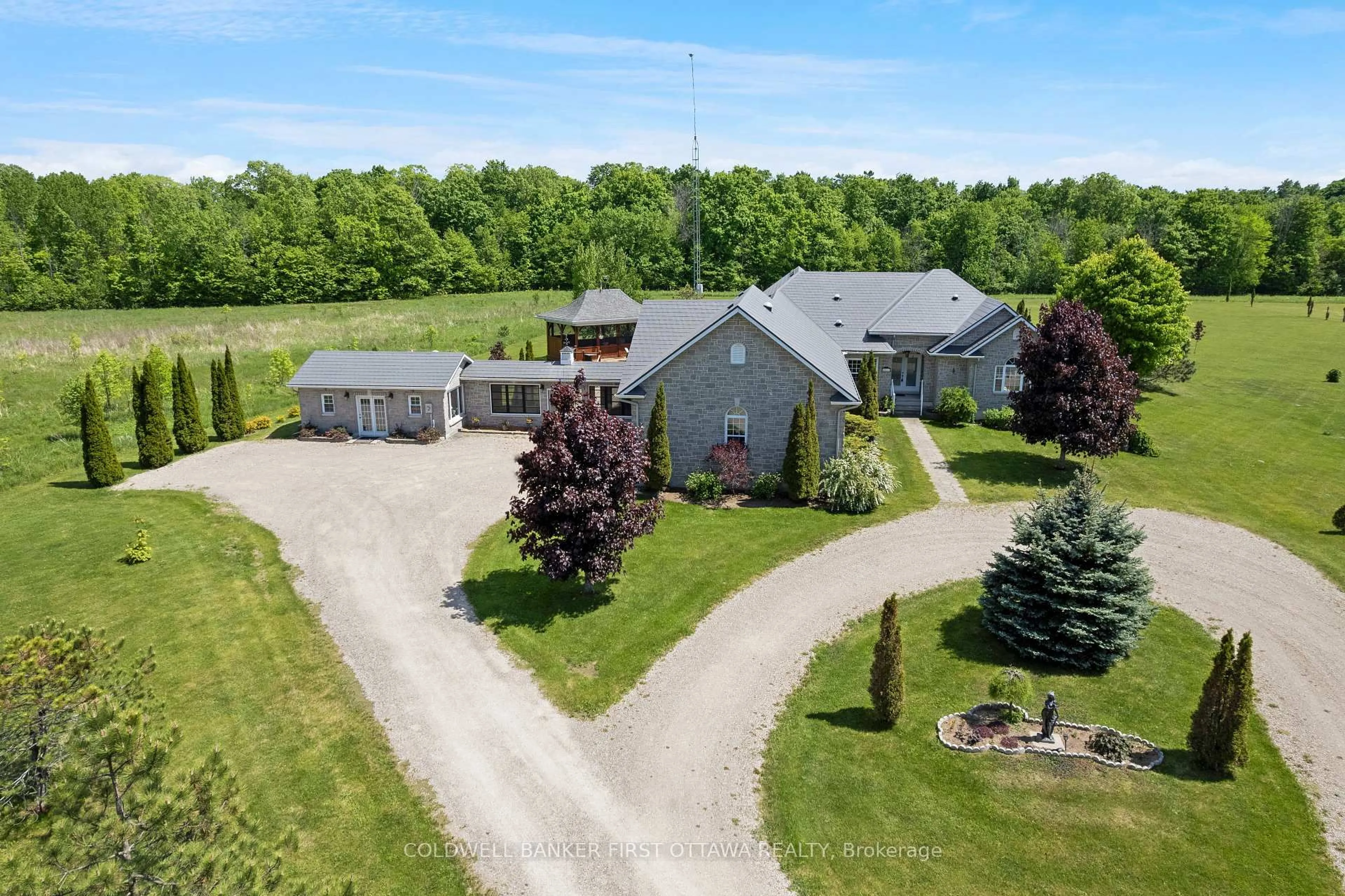 A pic from outside/outdoor area/front of a property/back of a property/a pic from drone, unknown for 1111 West Shore Dr, Perth Ontario K7H 0J3