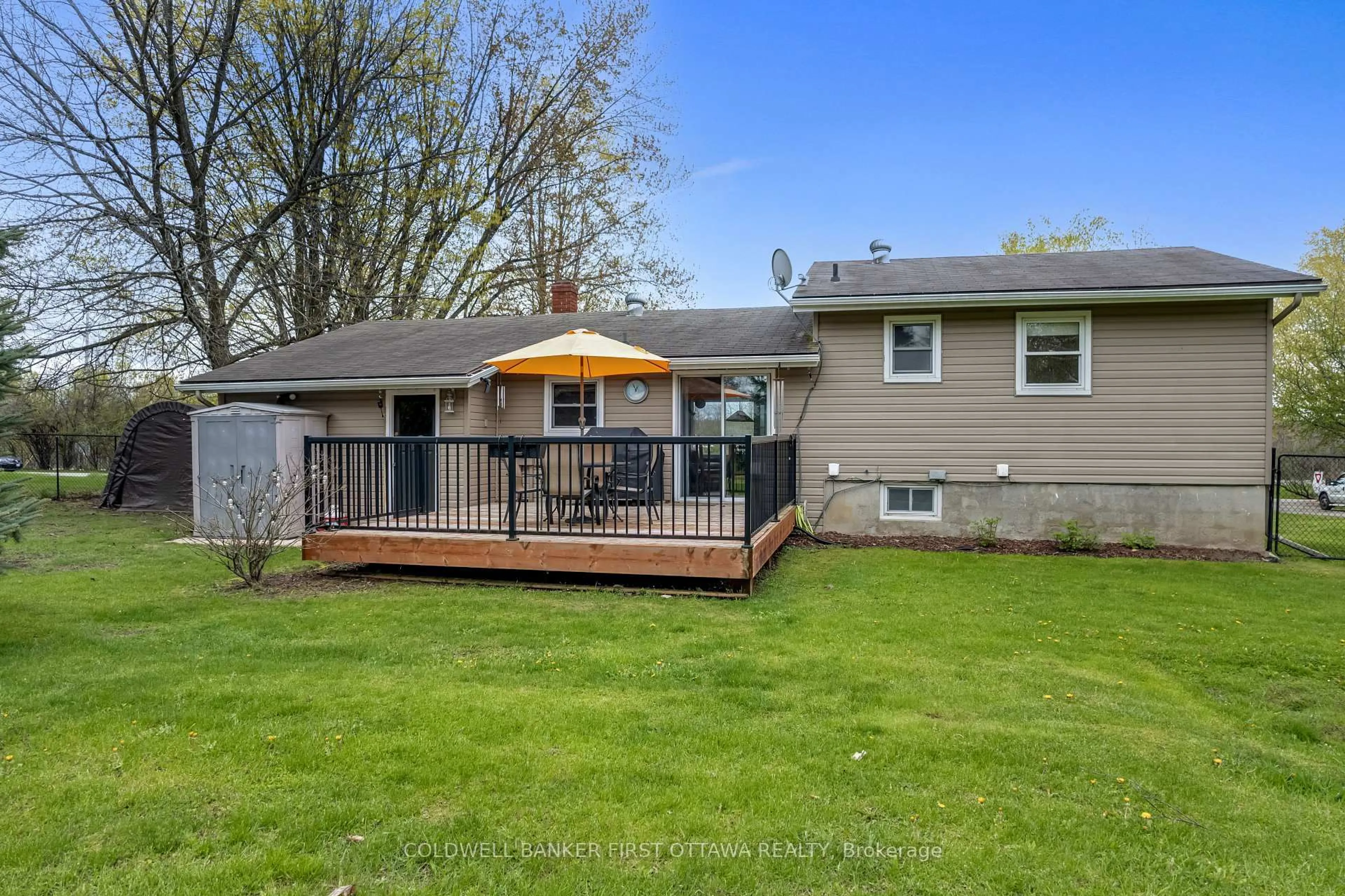 Home with vinyl exterior material, unknown for 114 Morris Rd, Drummond/North Elmsley Ontario K7H 3A8