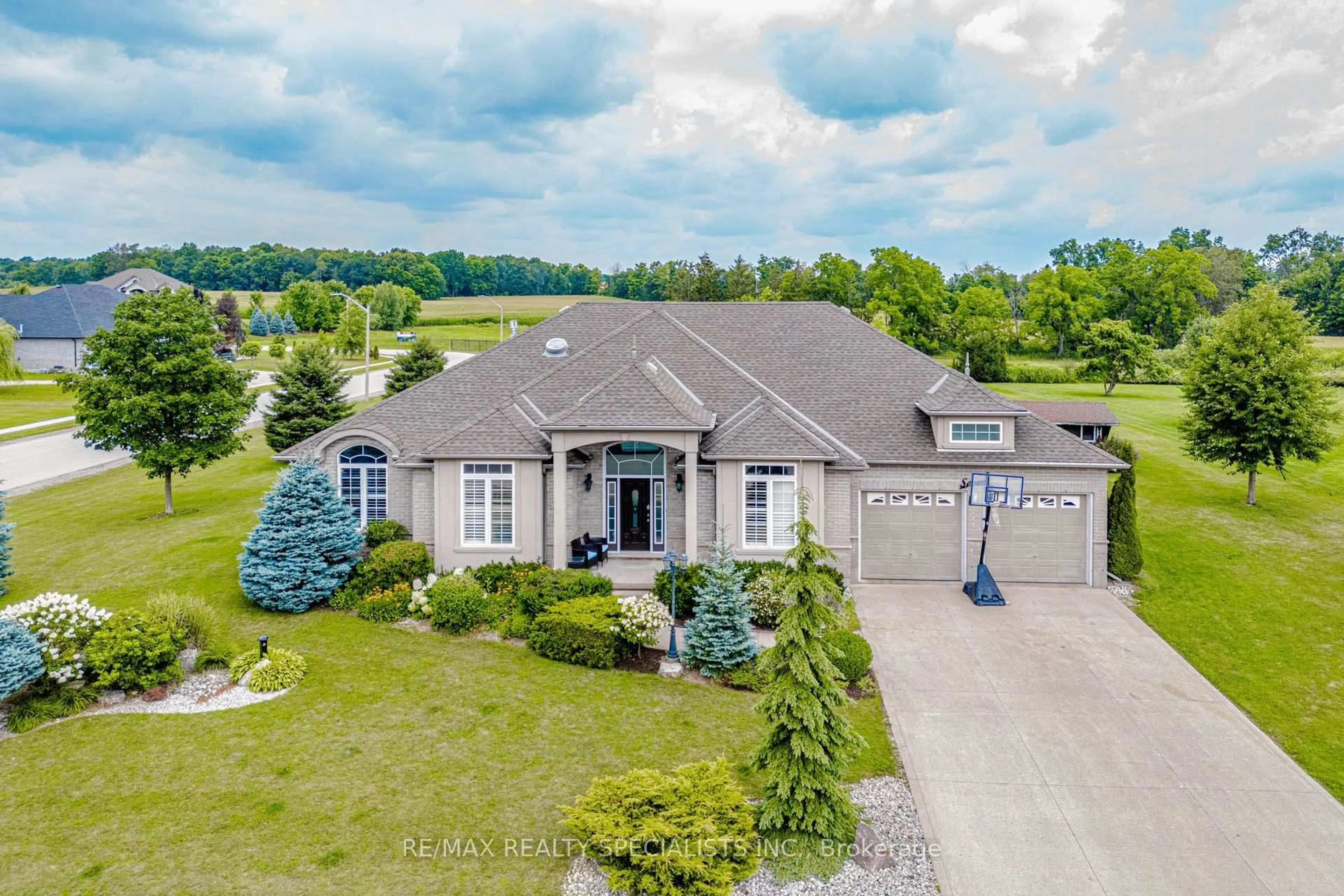 A pic from outside/outdoor area/front of a property/back of a property/a pic from drone, unknown for 7 Snyder Crt, Norwich Ontario N0J 1C0