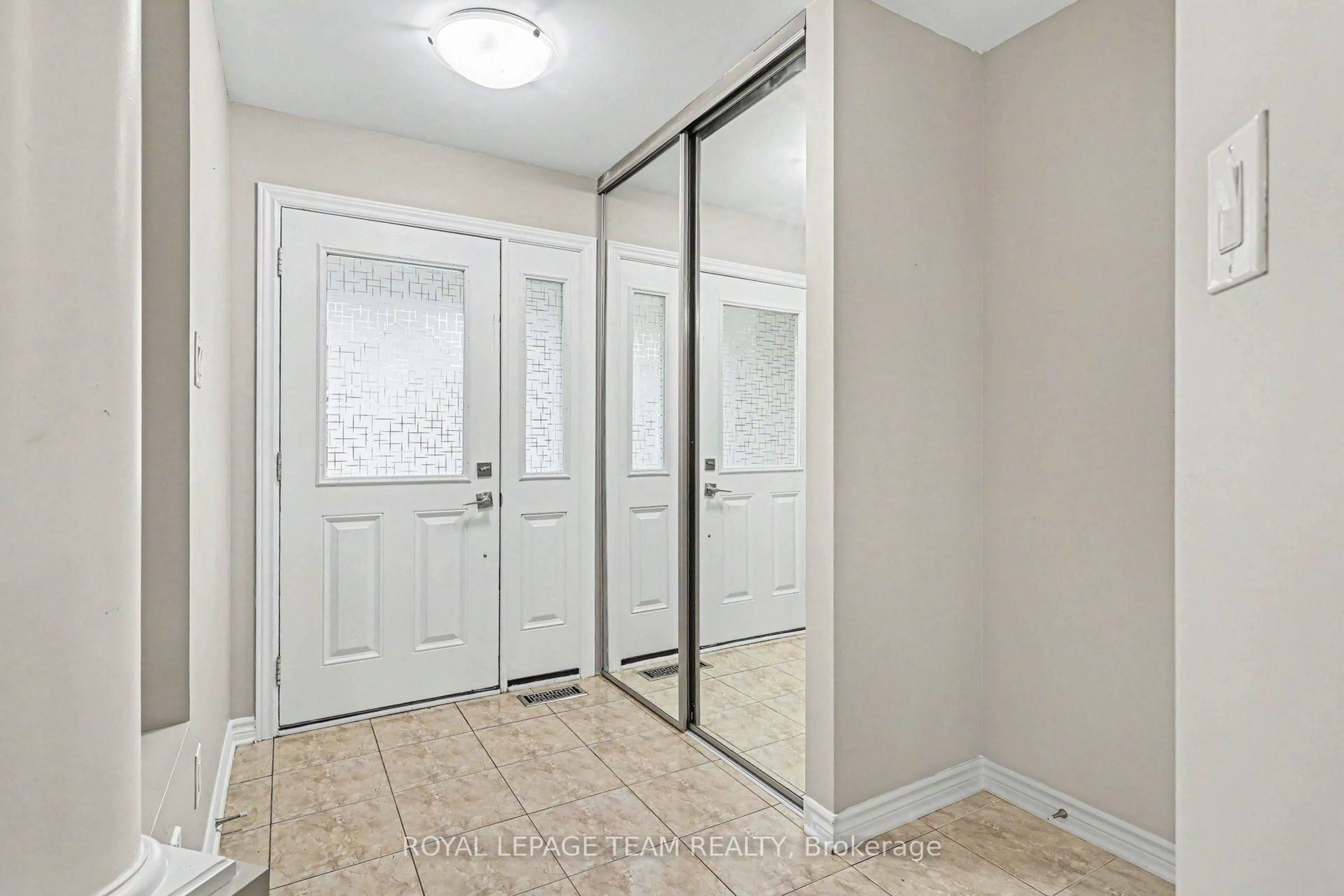Indoor entryway for 414 Abbeydale Circ, Ottawa Ontario K2K 0E8