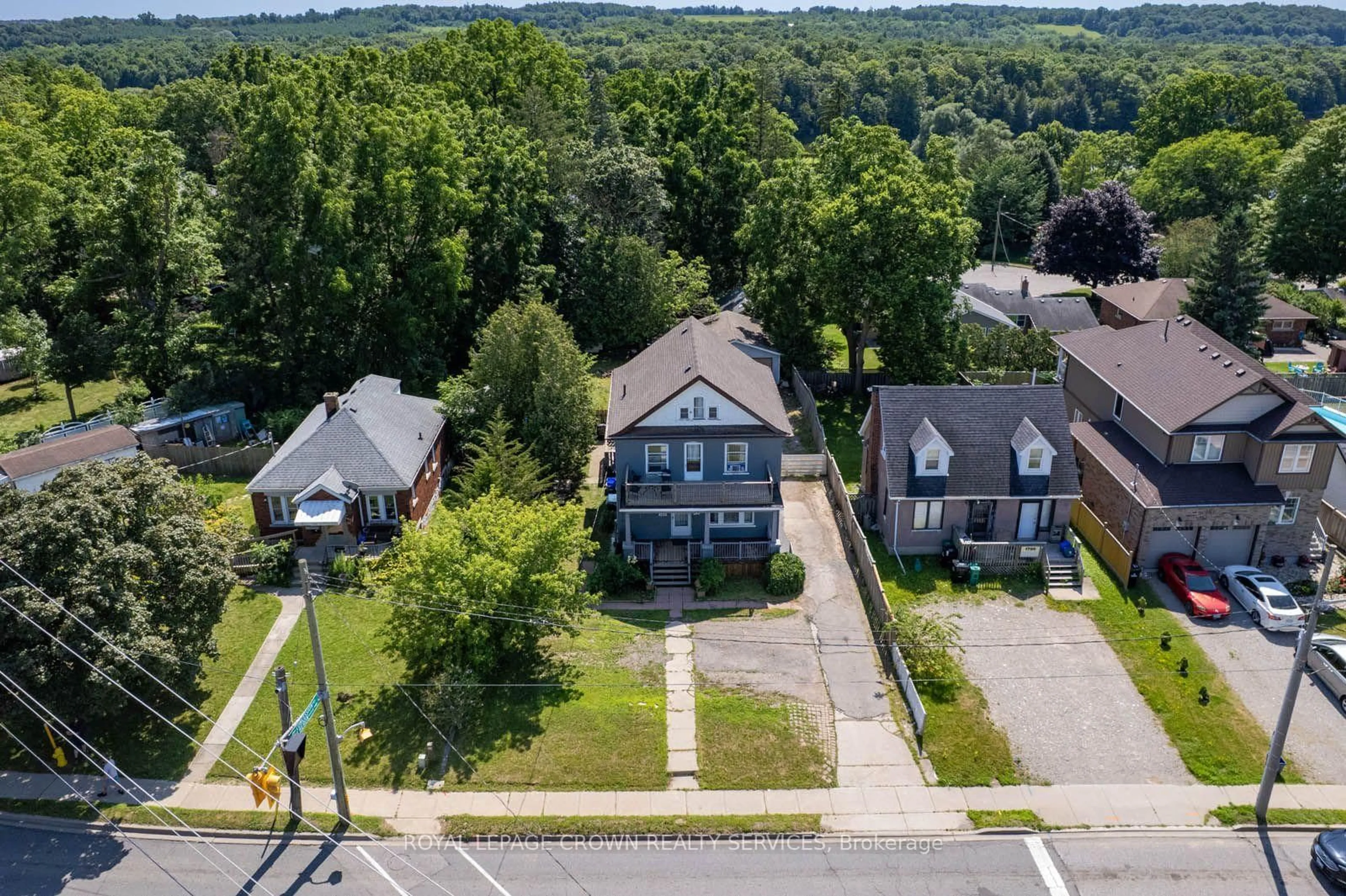 A pic from outside/outdoor area/front of a property/back of a property/a pic from drone, street for 1798 King St, Cambridge Ontario N3H 3R8