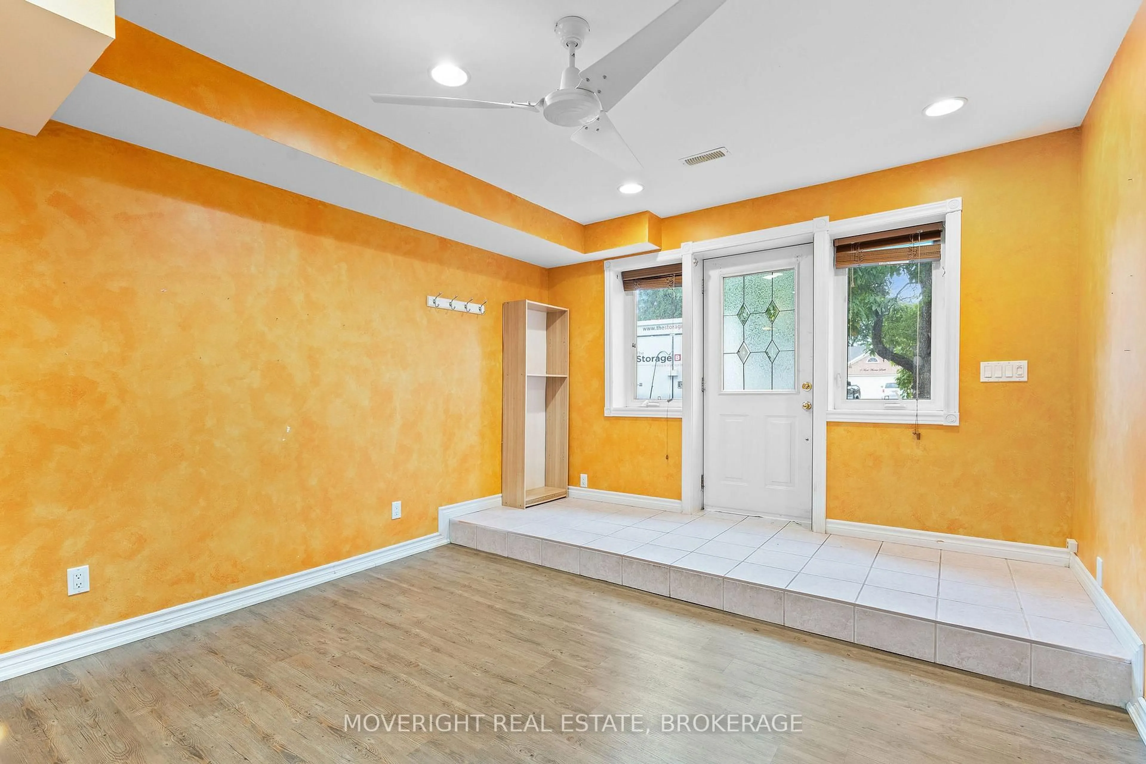 Indoor entryway for 12 A Third Ave Louth Ave, St. Catharines Ontario L2R 6P9