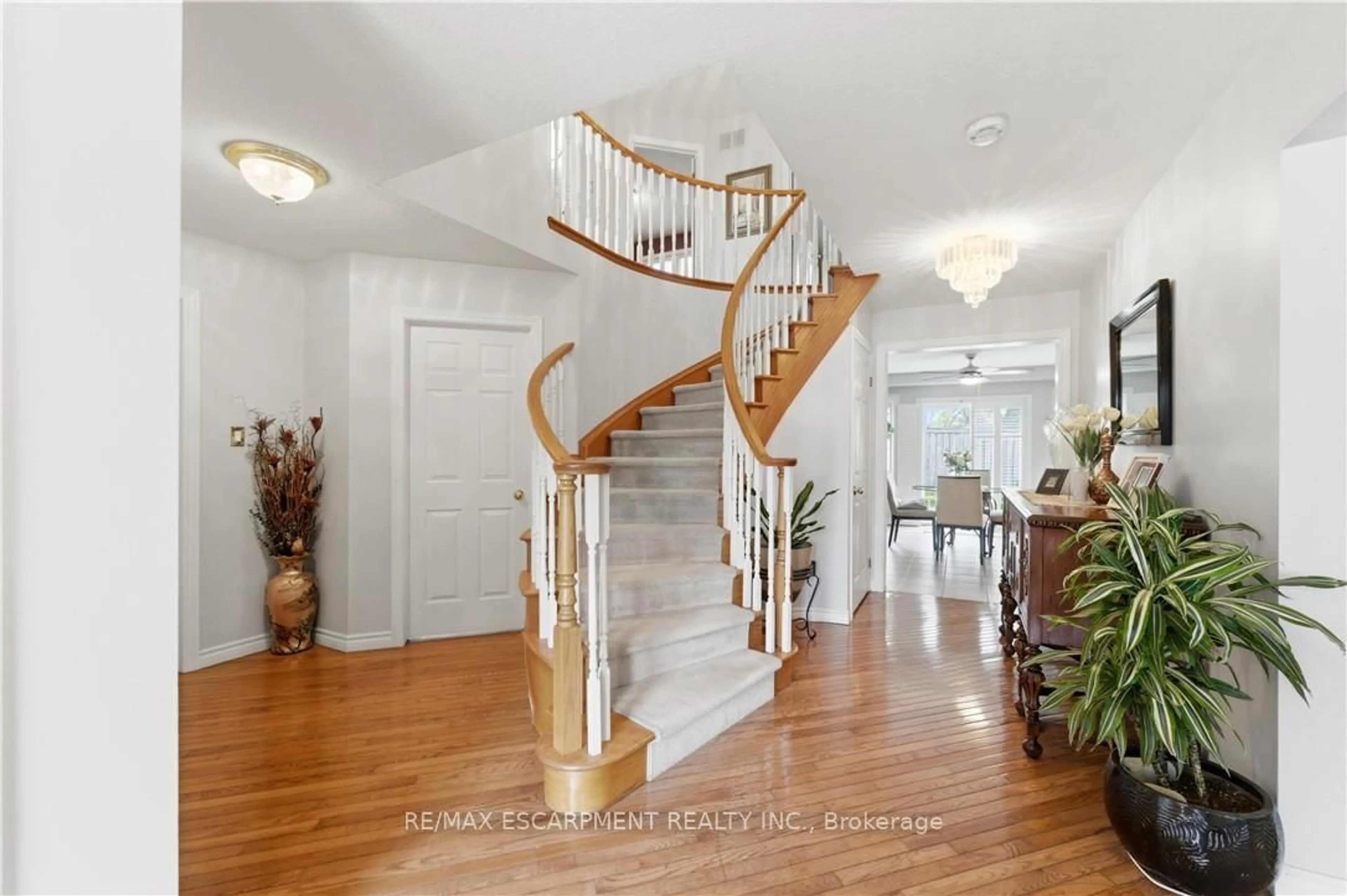 Indoor foyer for 183 Daniels St, Hamilton Ontario L9G 4Y6