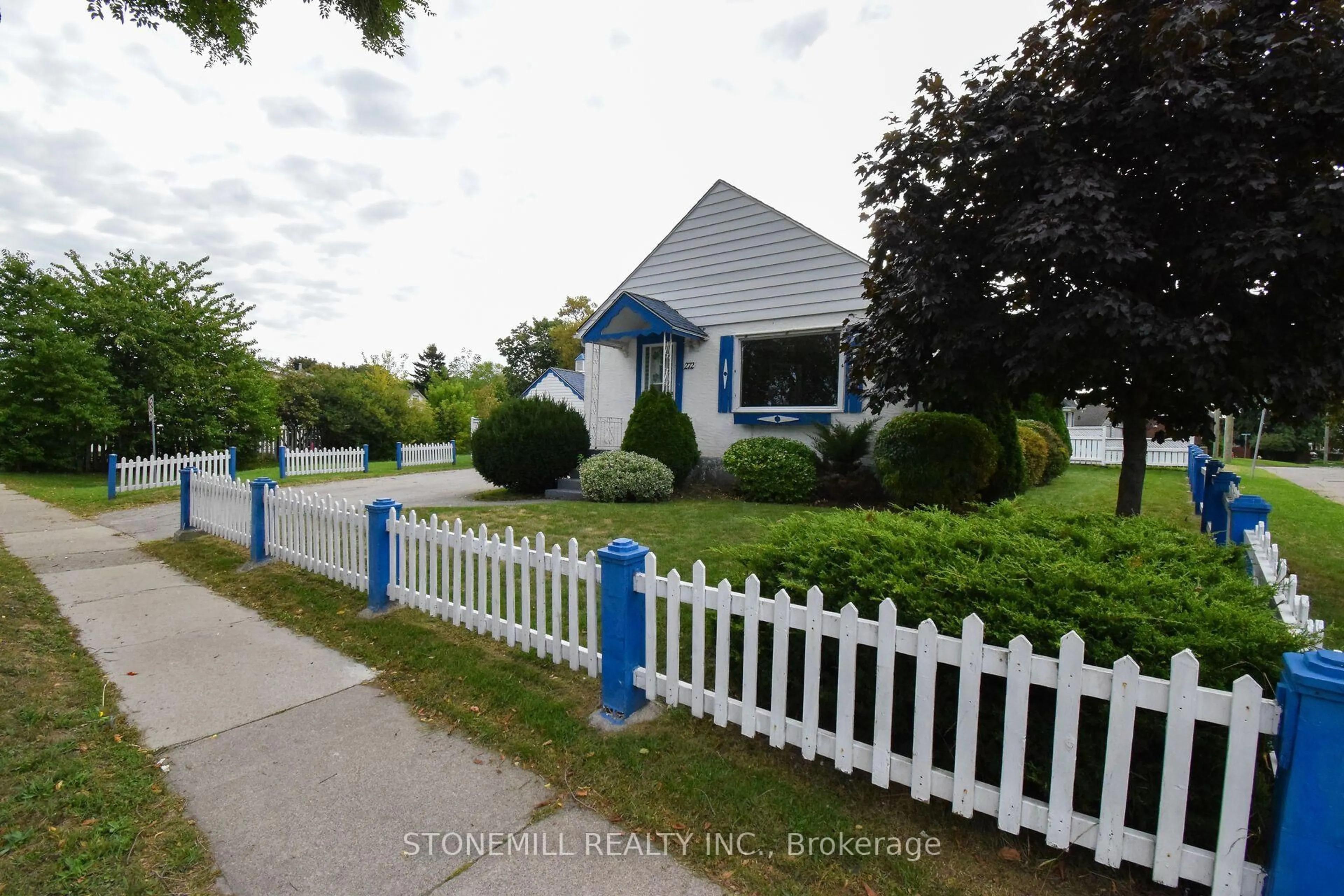 A pic from outside/outdoor area/front of a property/back of a property/a pic from drone, street for 272 Carlton St, St. Catharines Ontario L2N 1B9