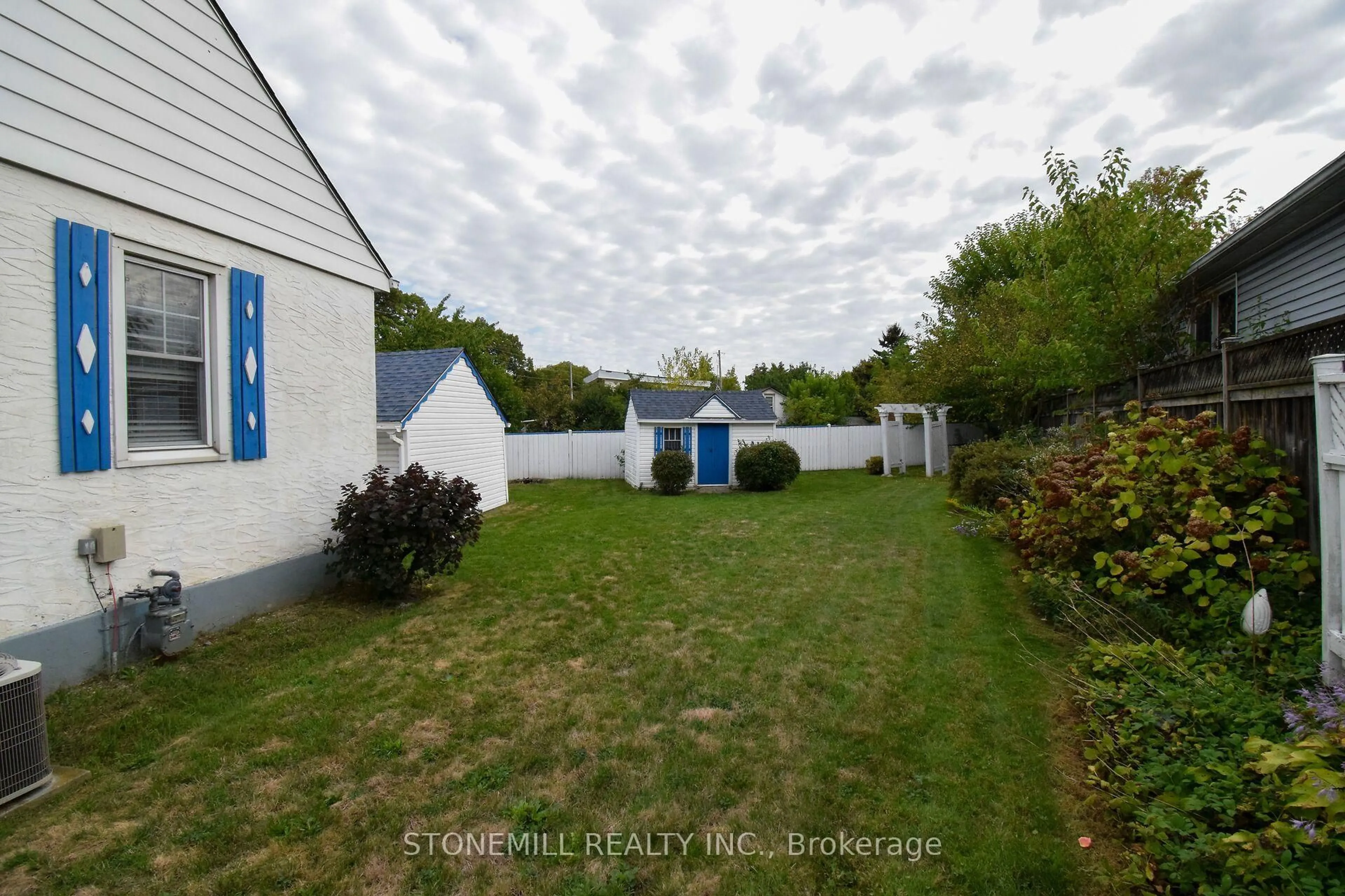 A pic from outside/outdoor area/front of a property/back of a property/a pic from drone, street for 272 Carlton St, St. Catharines Ontario L2N 1B9