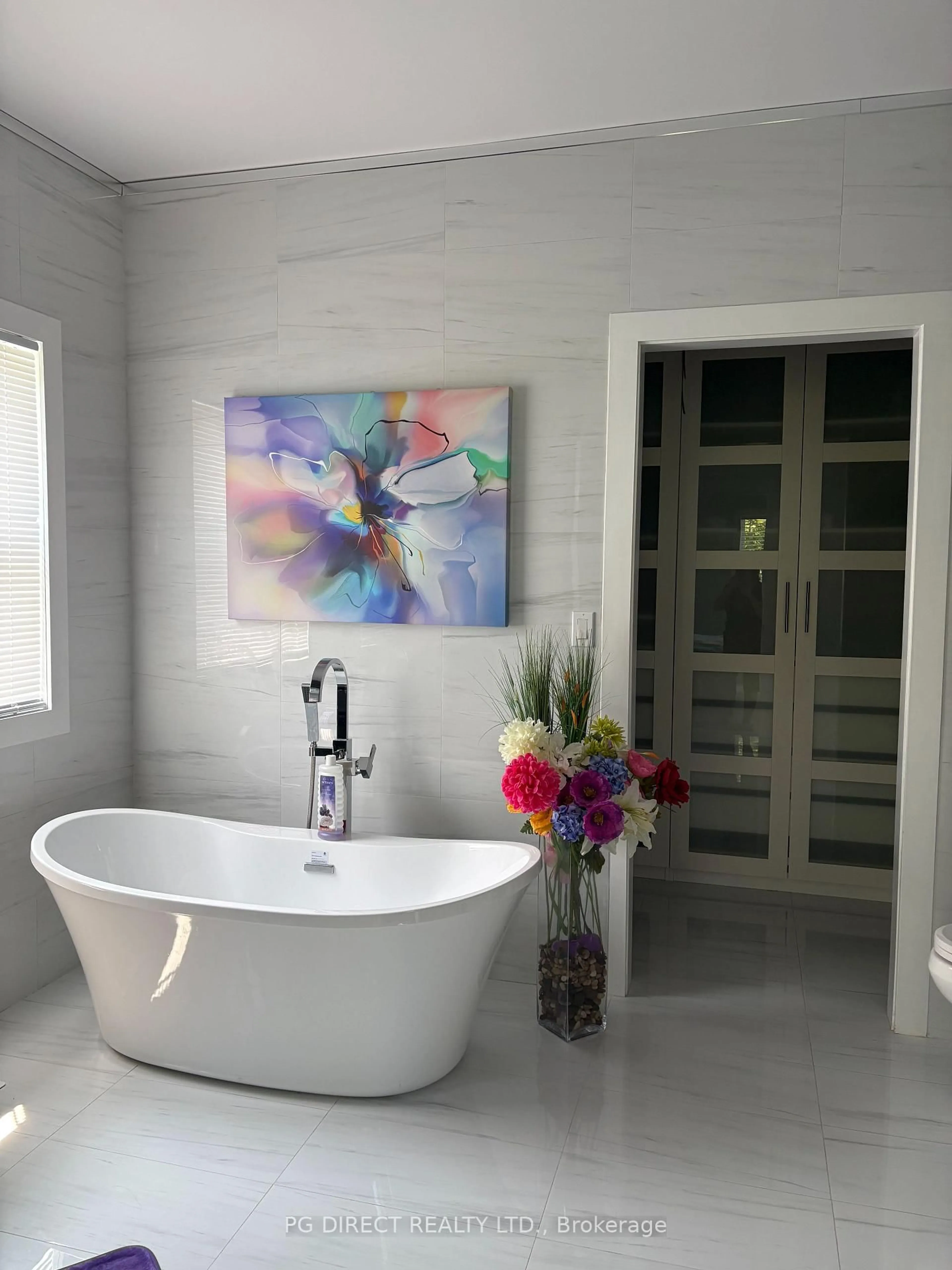 Contemporary bathroom, ceramic/tile floor for 16 Woodstream Dr, Huntsville Ontario P1H 0B7