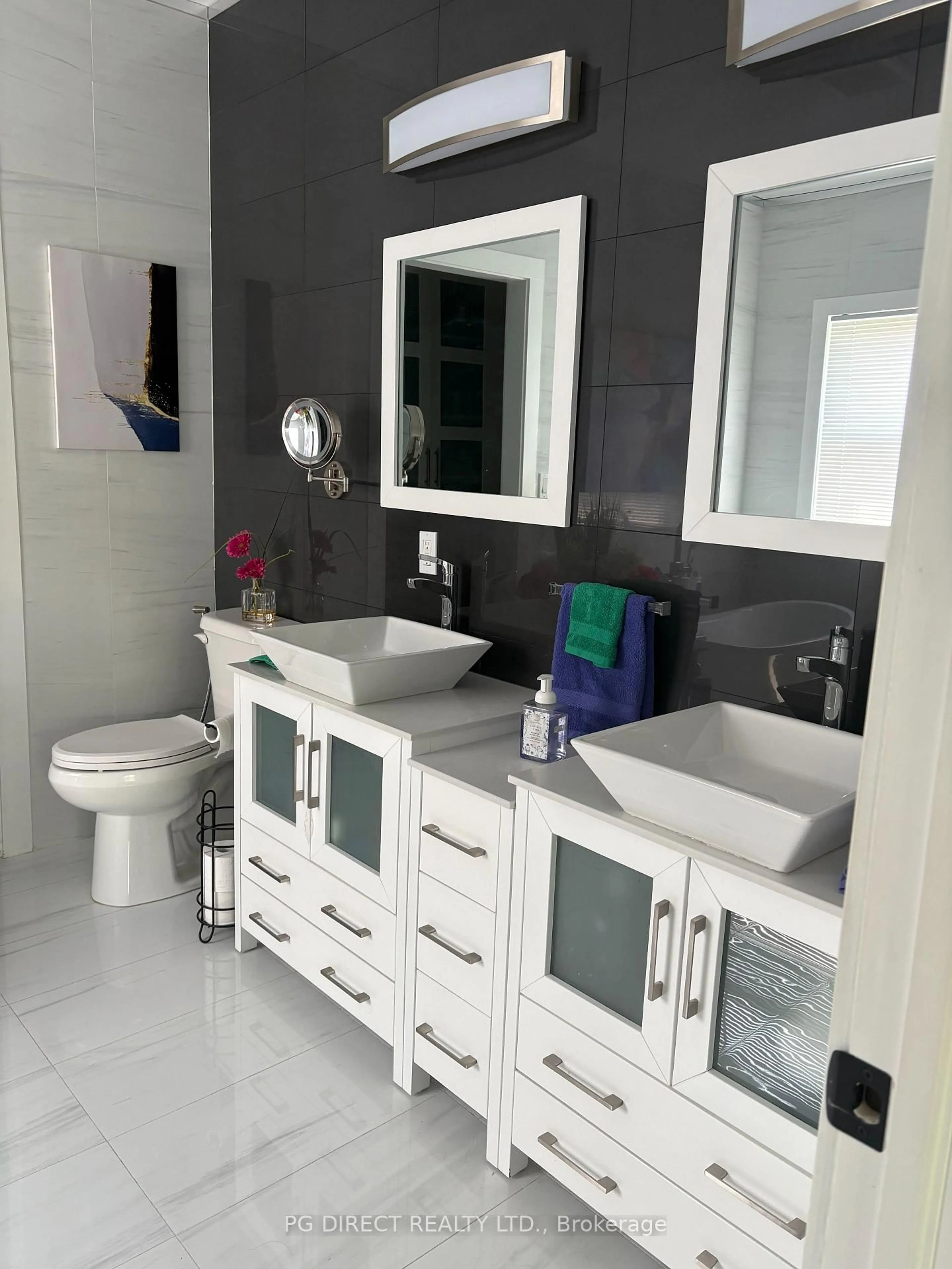 Contemporary bathroom, ceramic/tile floor for 16 Woodstream Dr, Huntsville Ontario P1H 0B7