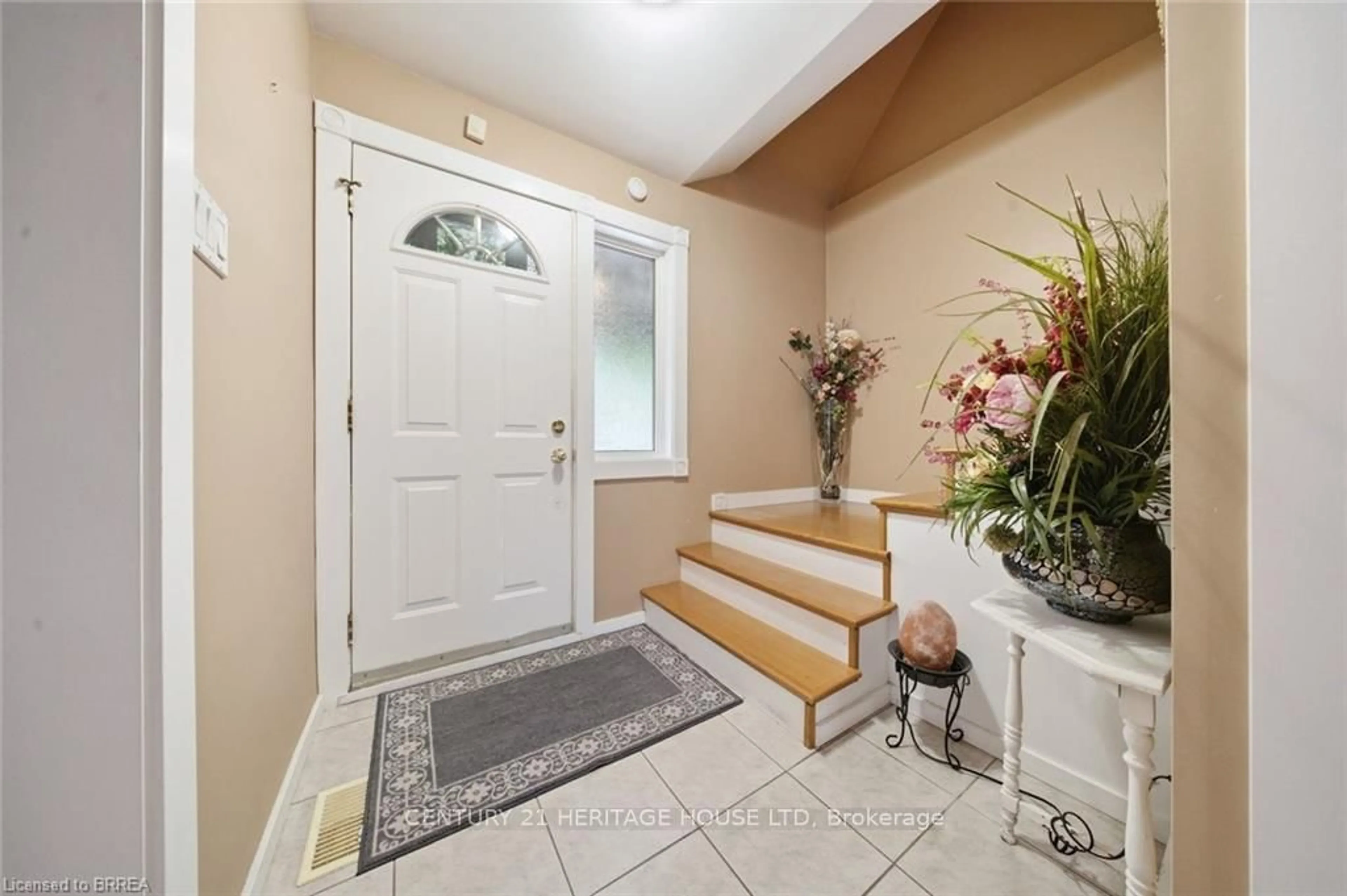 Indoor entryway for 106 Memorial Dr, Brantford Ontario N3R 5S3