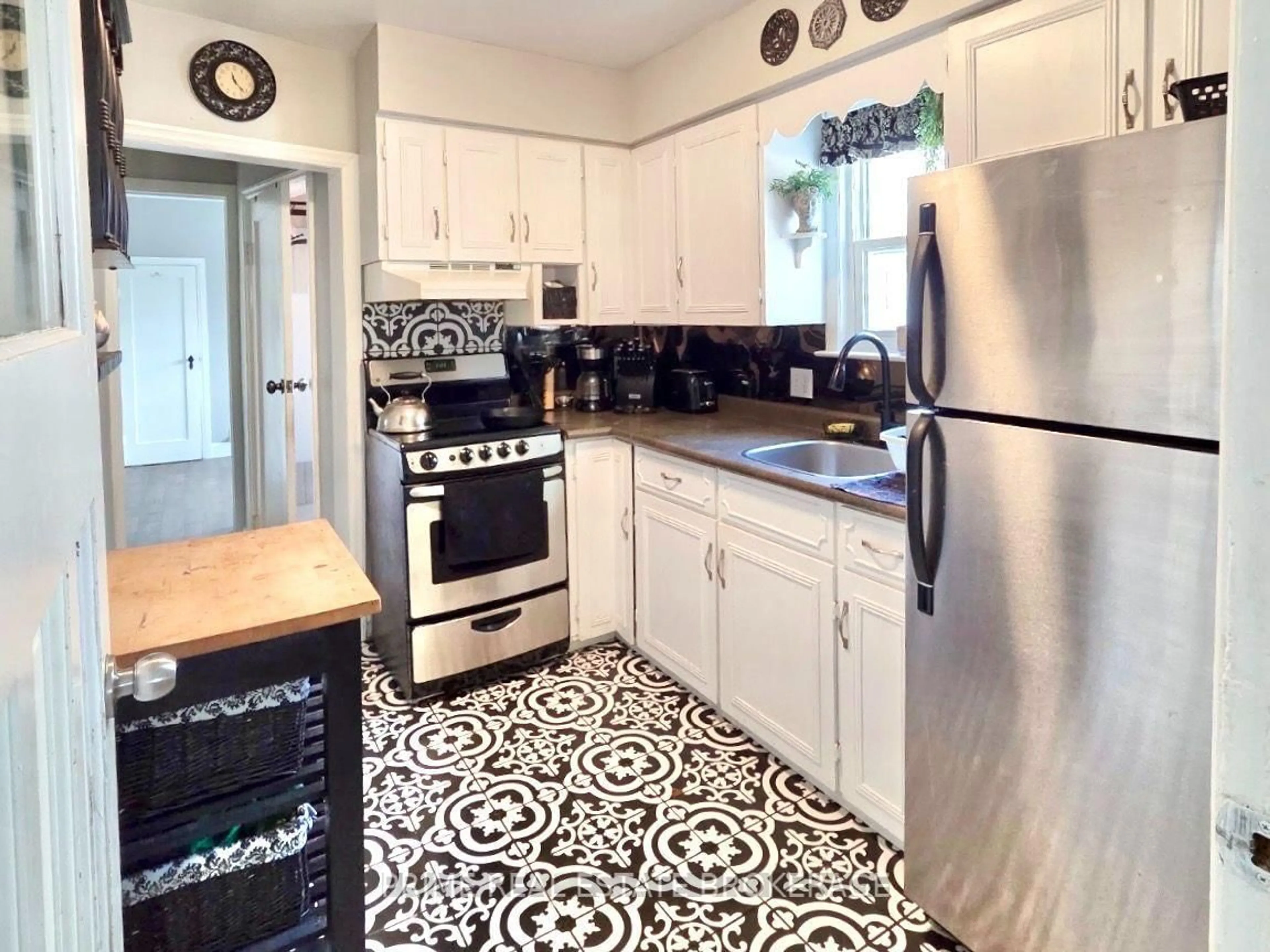 Standard kitchen, ceramic/tile floor for 586 Cheapside St, London East Ontario N5Y 3X8