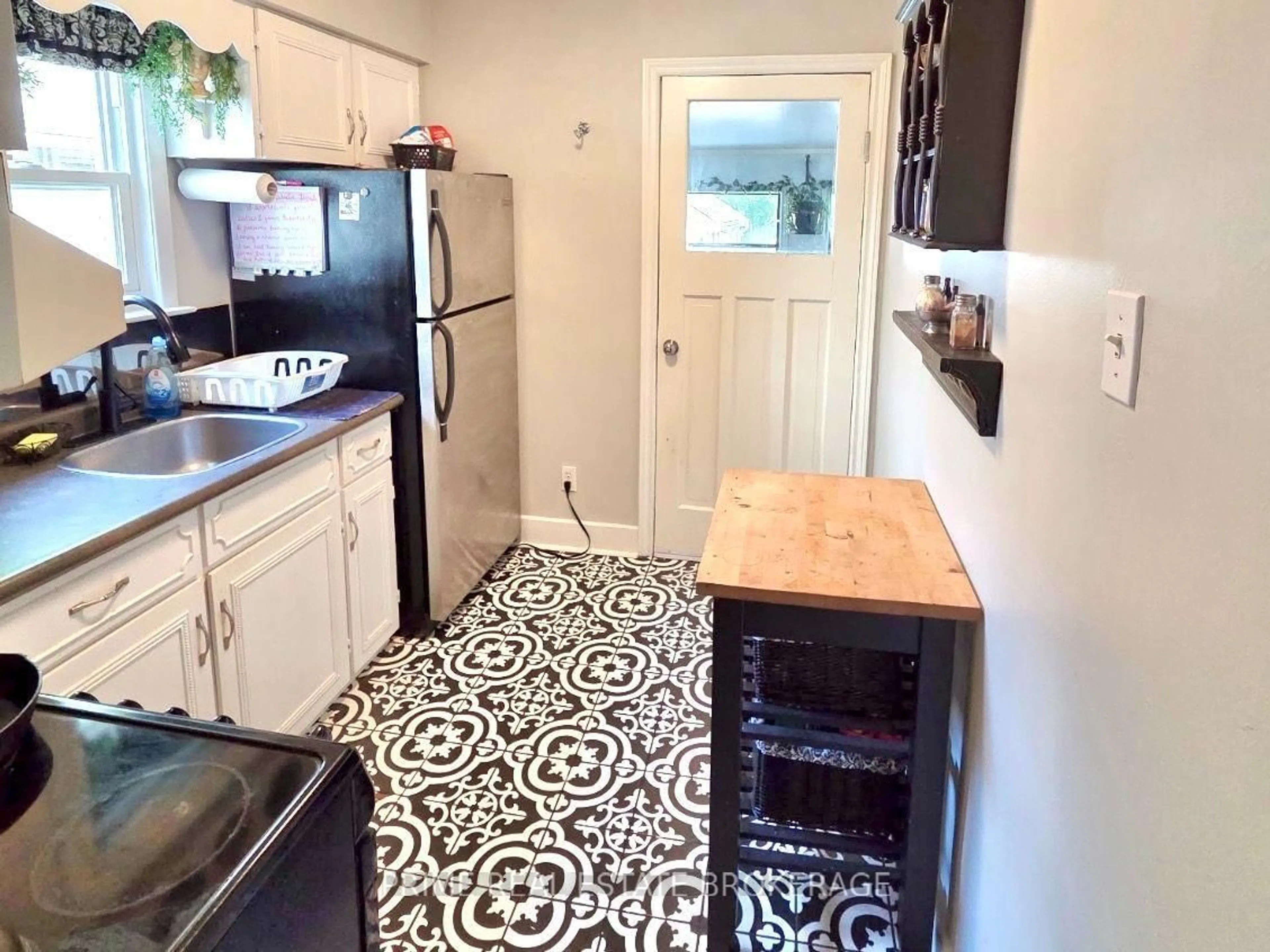 Unknown for 586 Cheapside St, London East Ontario N5Y 3X8
