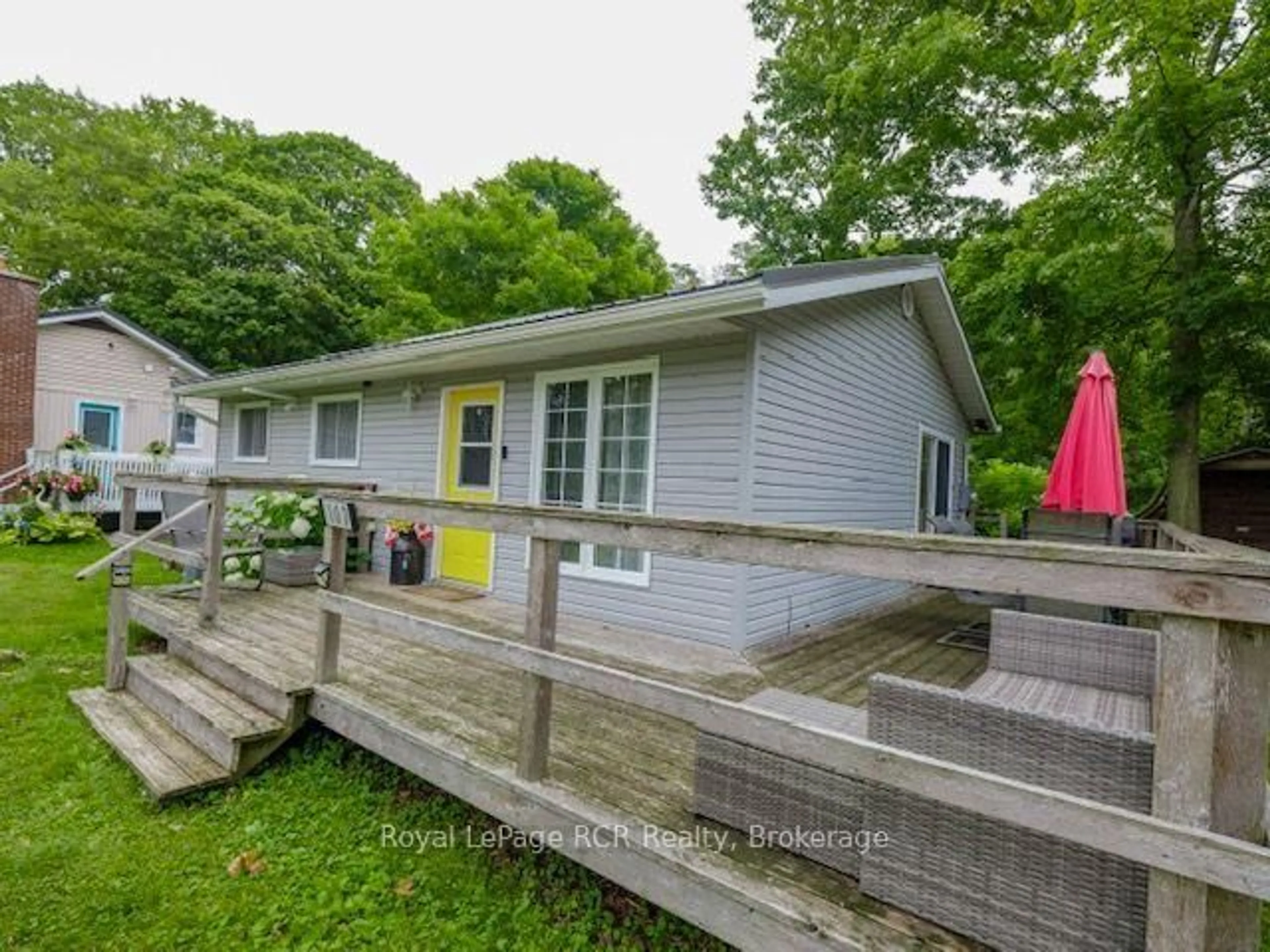 A pic from outside/outdoor area/front of a property/back of a property/a pic from drone, water/lake/river/ocean view for 107 Seneca St, Huron-Kinloss Ontario N2Z 2X3