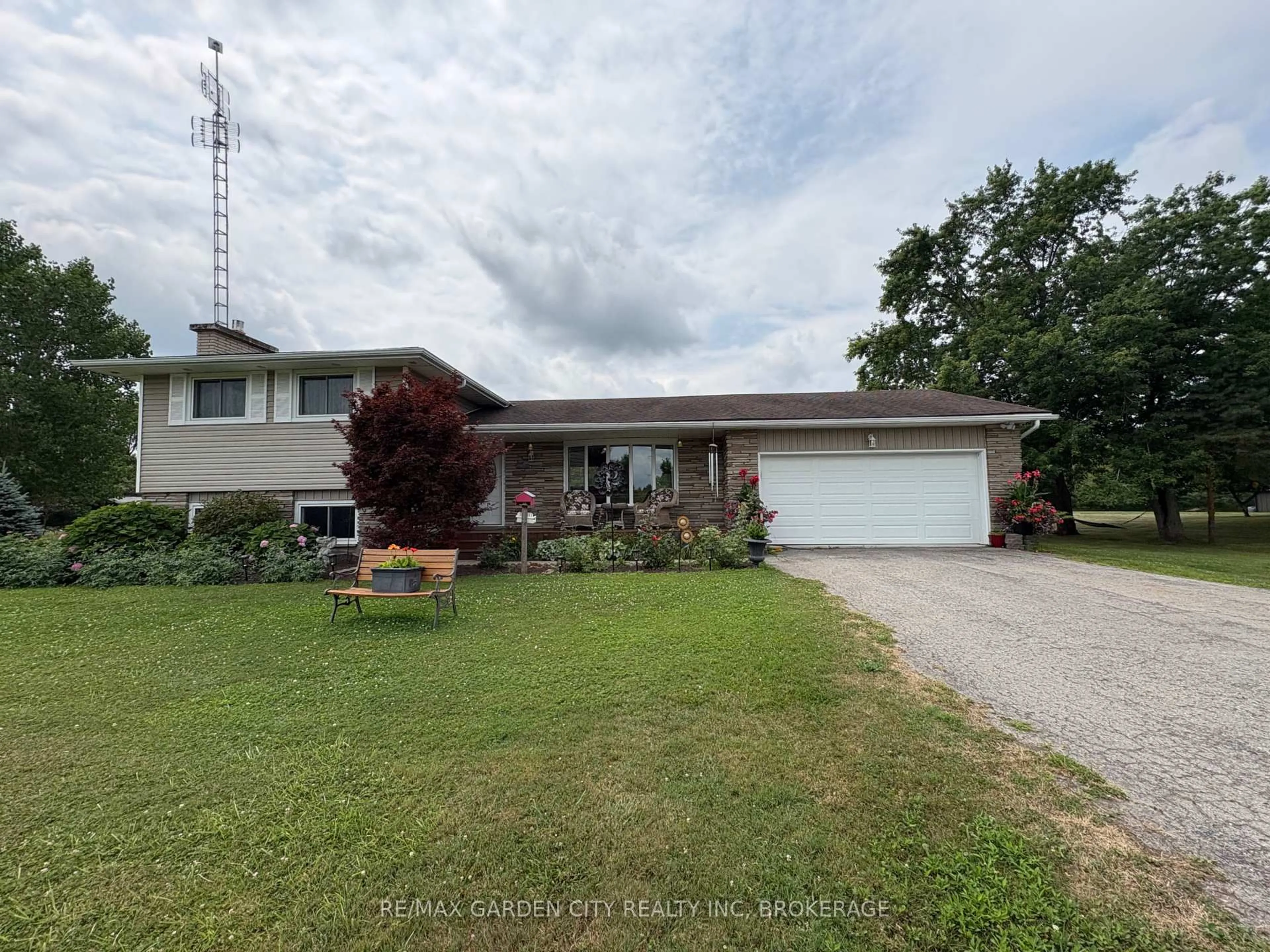 A pic from outside/outdoor area/front of a property/back of a property/a pic from drone, unknown for 147 CAIRNS Cres, Fort Erie Ontario L2A 5M4