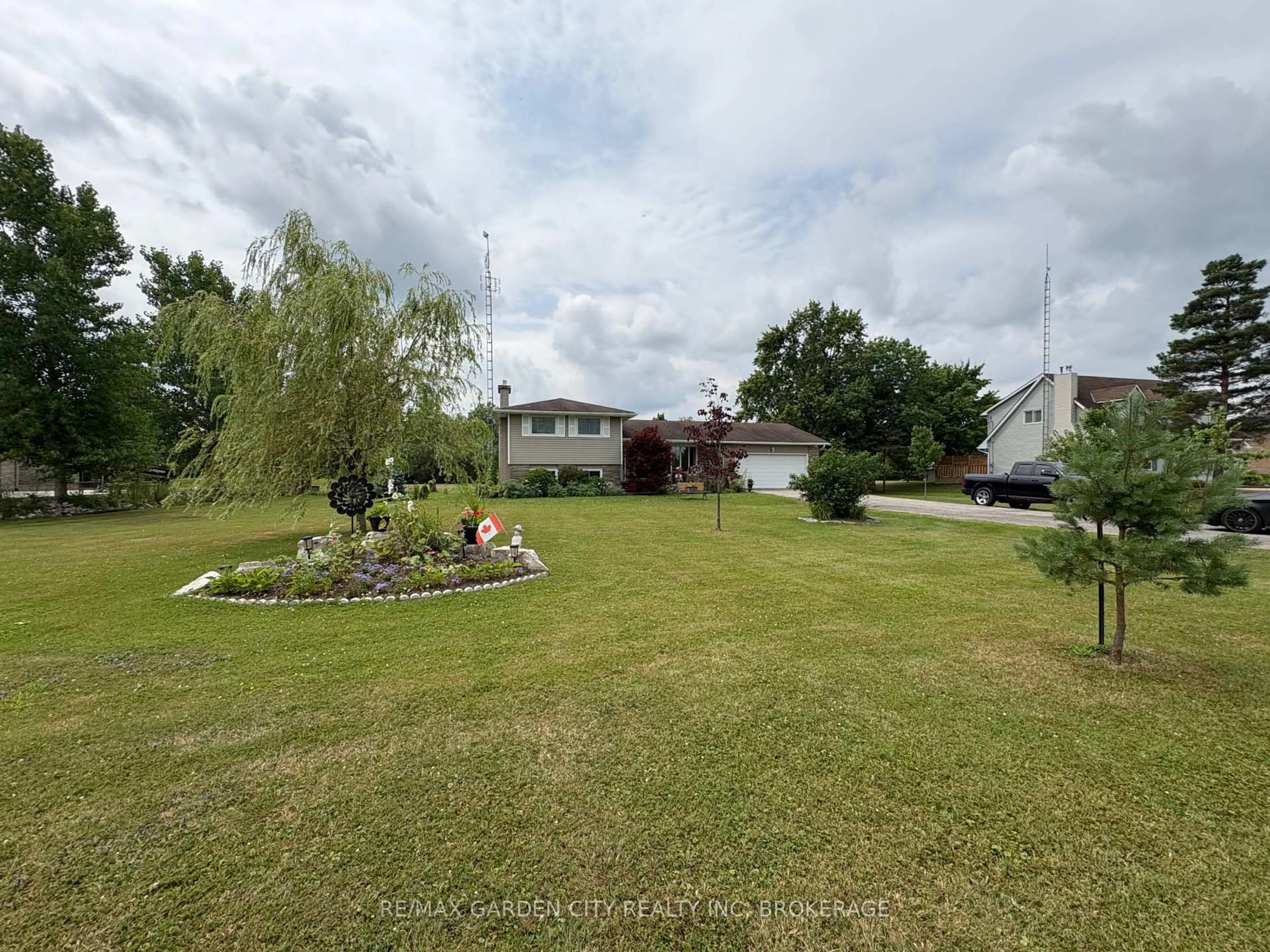 A pic from outside/outdoor area/front of a property/back of a property/a pic from drone, water/lake/river/ocean view for 147 CAIRNS Cres, Fort Erie Ontario L2A 5M4