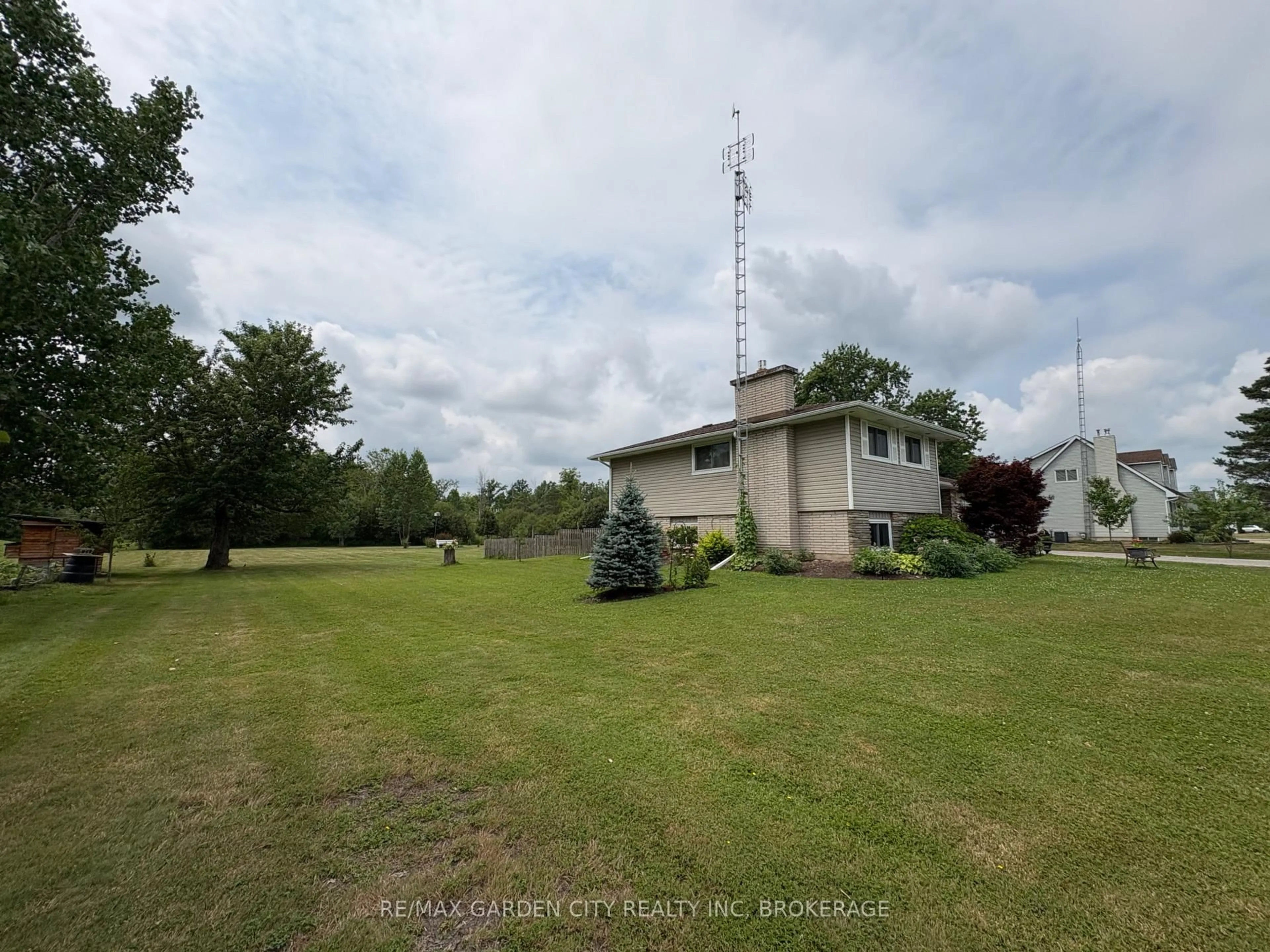 A pic from outside/outdoor area/front of a property/back of a property/a pic from drone, building for 147 CAIRNS Cres, Fort Erie Ontario L2A 5M4