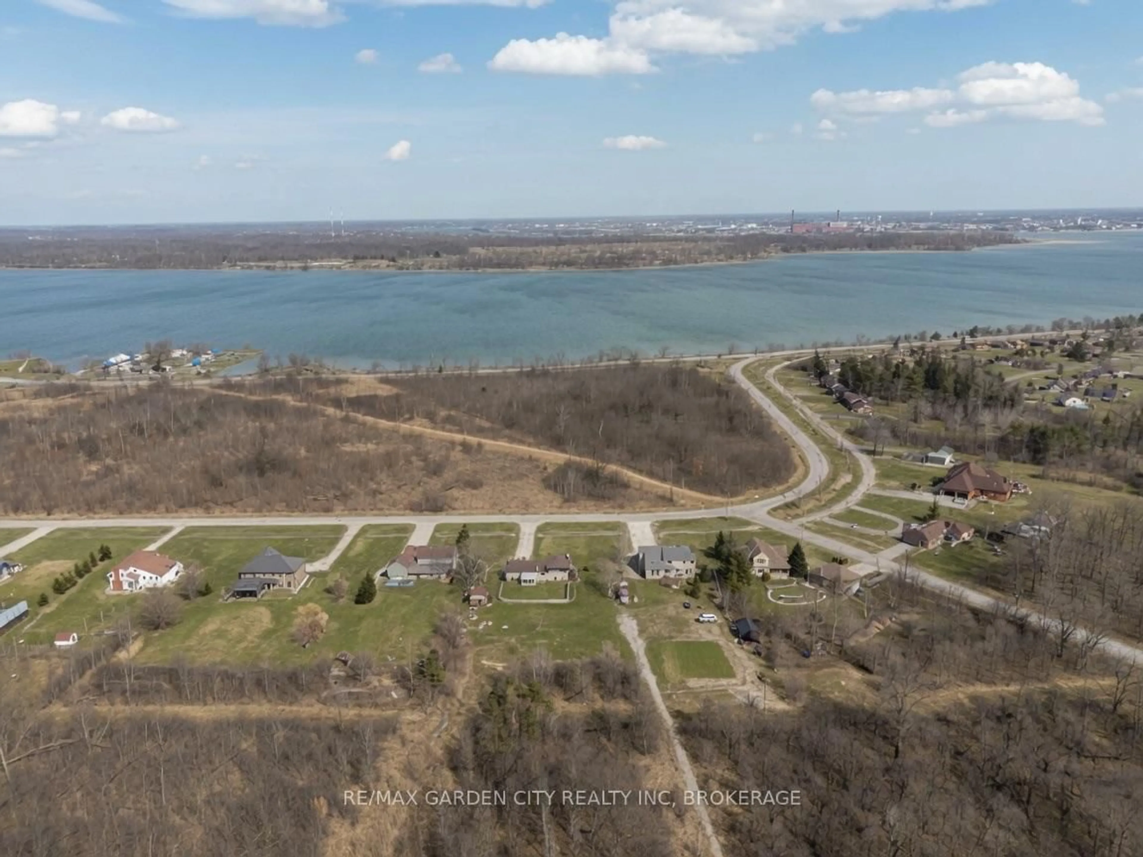 A pic from outside/outdoor area/front of a property/back of a property/a pic from drone, water/lake/river/ocean view for 147 CAIRNS Cres, Fort Erie Ontario L2A 5M4