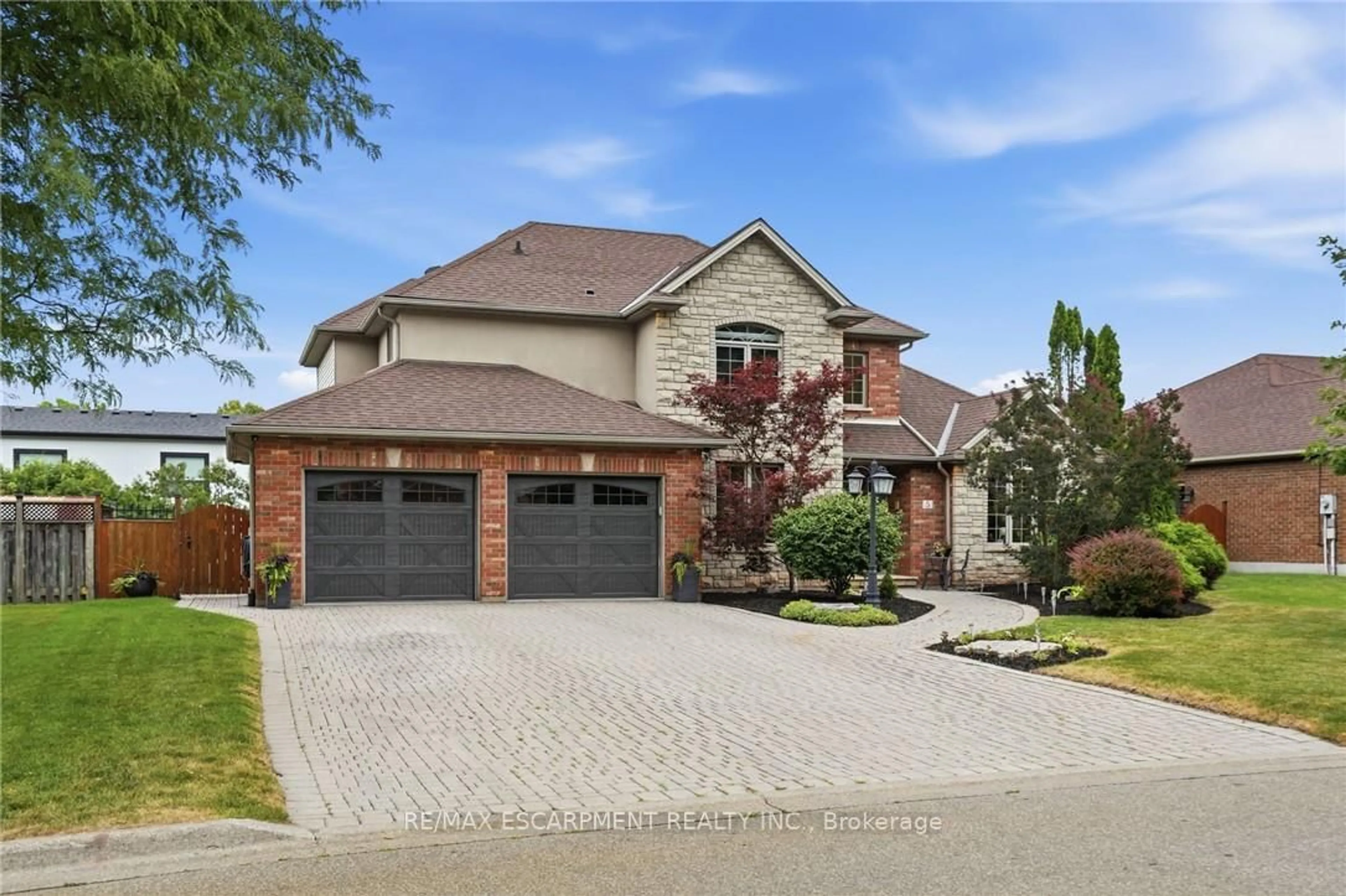 Home with brick exterior material, street for 5 Manor Cres, Grimsby Ontario L3M 5J9