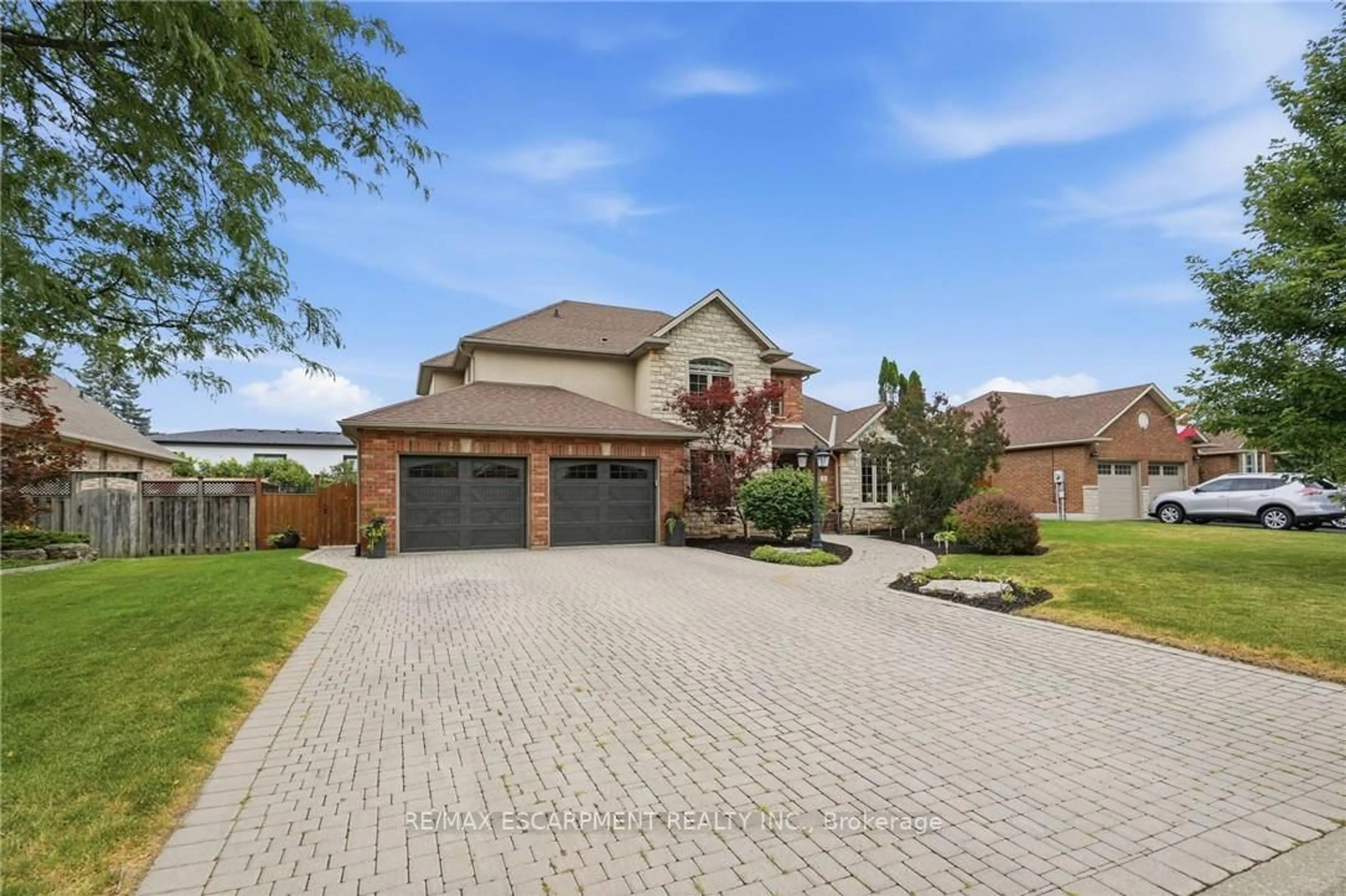 Home with brick exterior material, street for 5 Manor Cres, Grimsby Ontario L3M 5J9