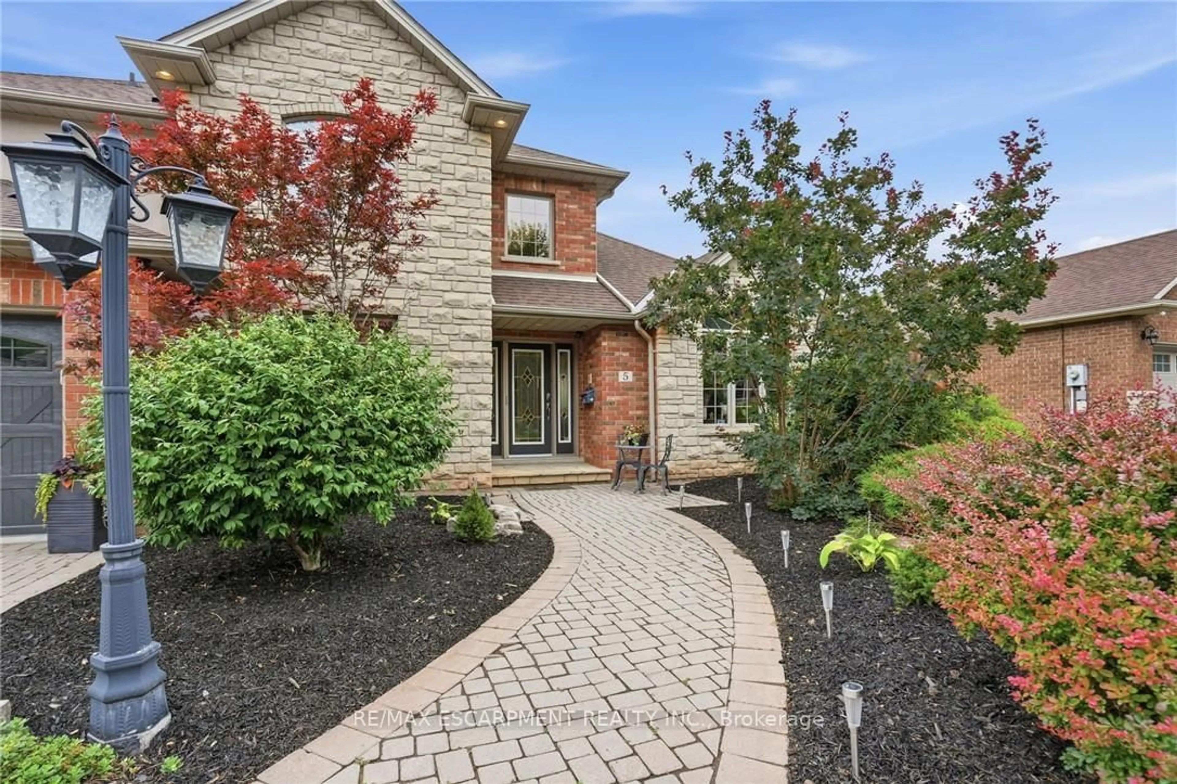 Home with brick exterior material, street for 5 Manor Cres, Grimsby Ontario L3M 5J9