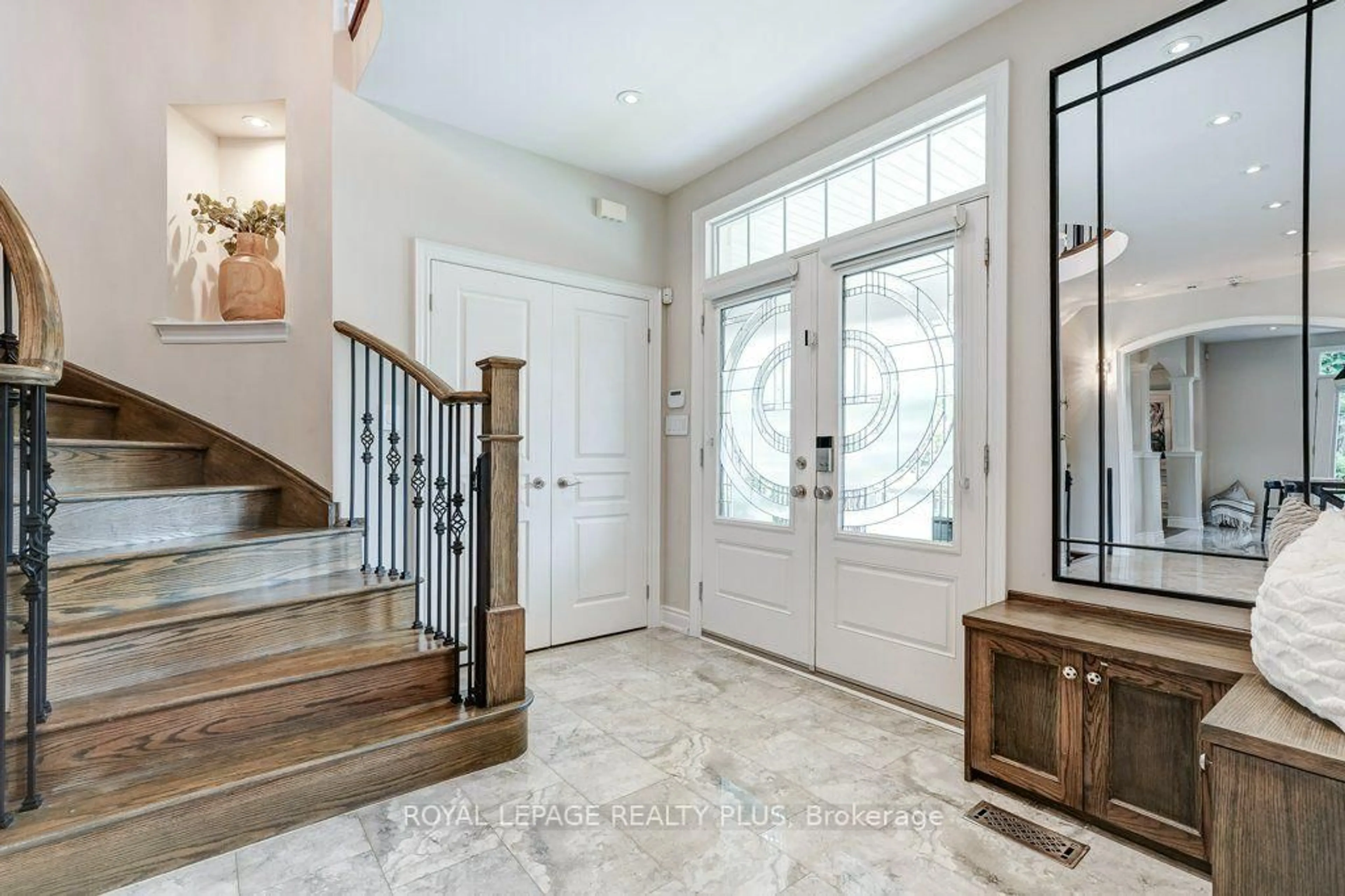 Indoor entryway for 3 Niska Dr, Hamilton Ontario L0R 2H3