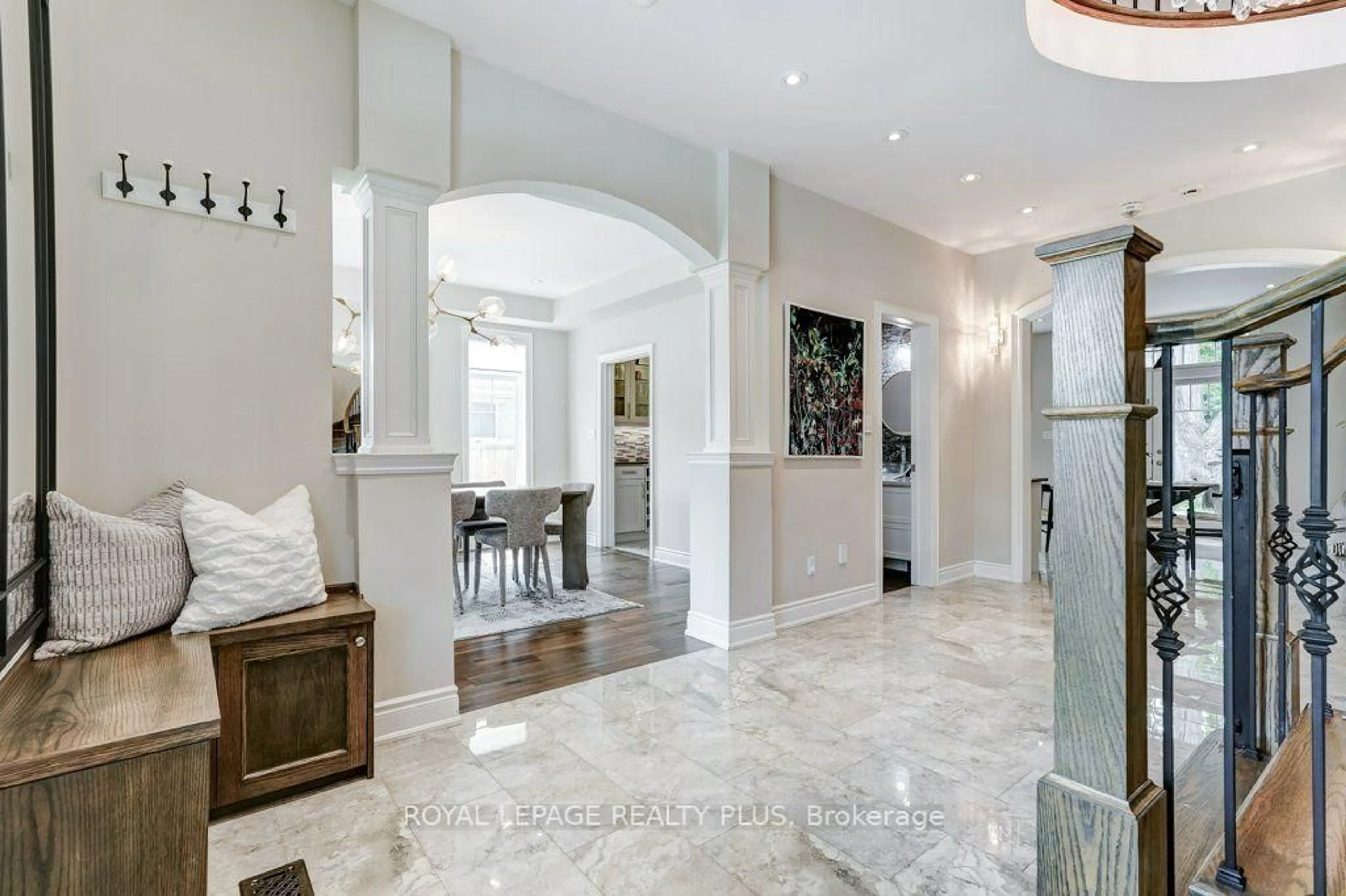 Indoor foyer for 3 Niska Dr, Hamilton Ontario L0R 2H3
