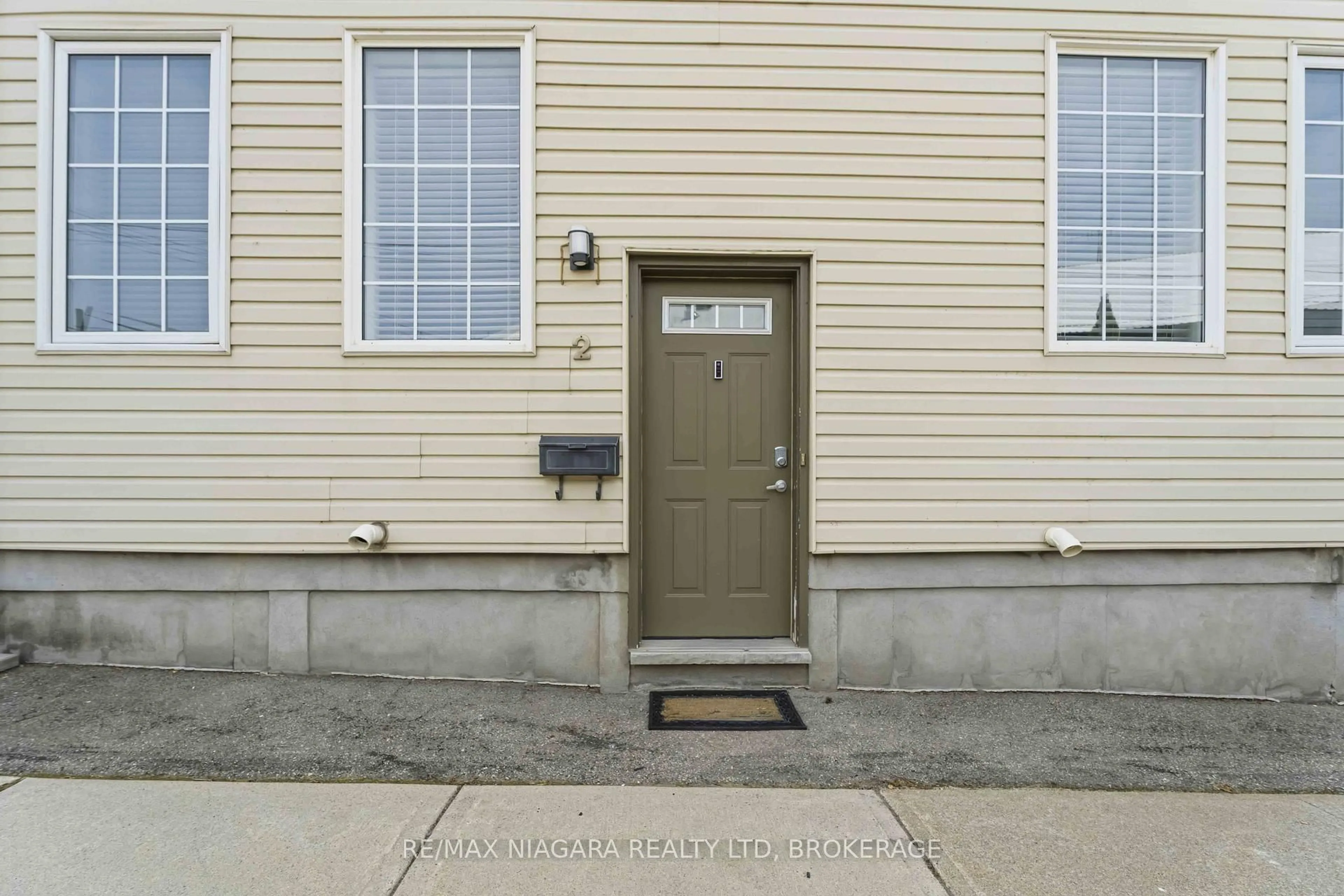 Indoor entryway for 49 Ontario St #2, Grimsby Ontario L3M 3H2
