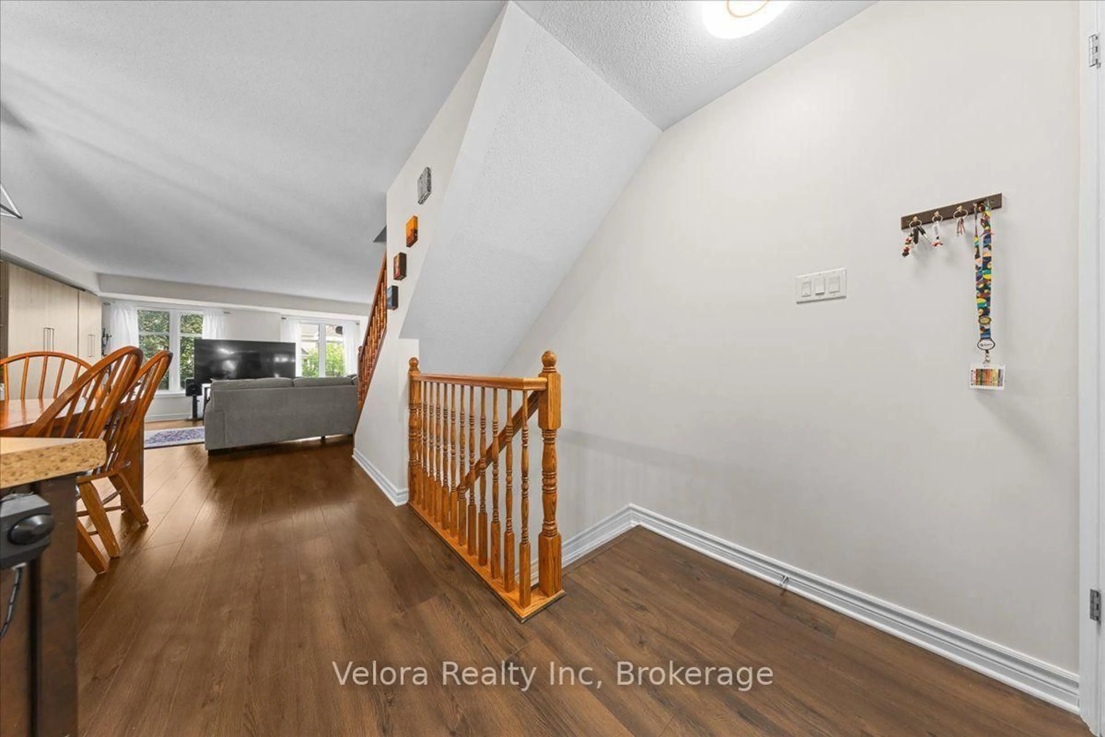 Indoor entryway for 583B Chapman Mills Dr, Ottawa Ontario K2J 5T1