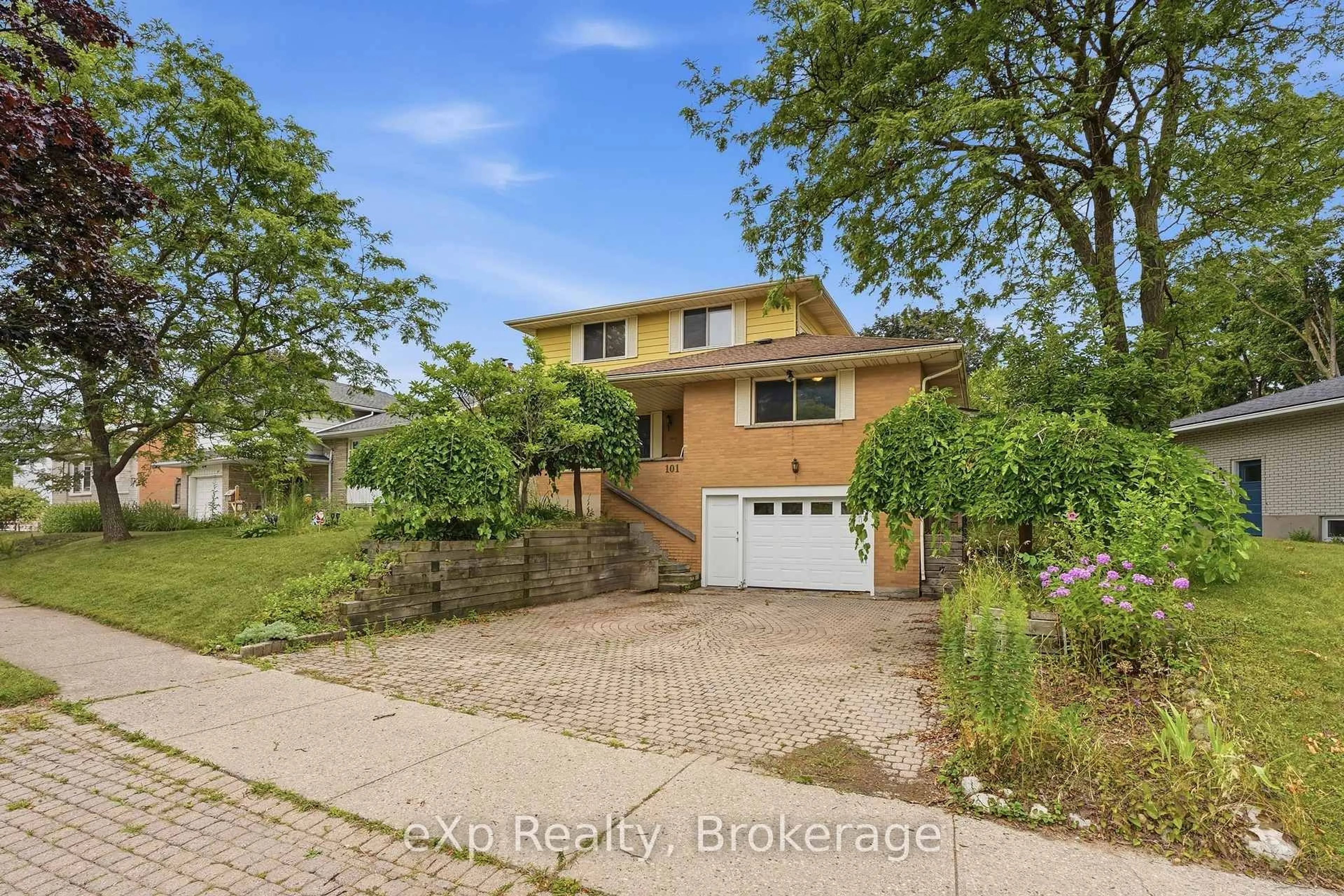 A pic from outside/outdoor area/front of a property/back of a property/a pic from drone, street for 101 Crosby Dr, Kitchener Ontario N2B 2L1